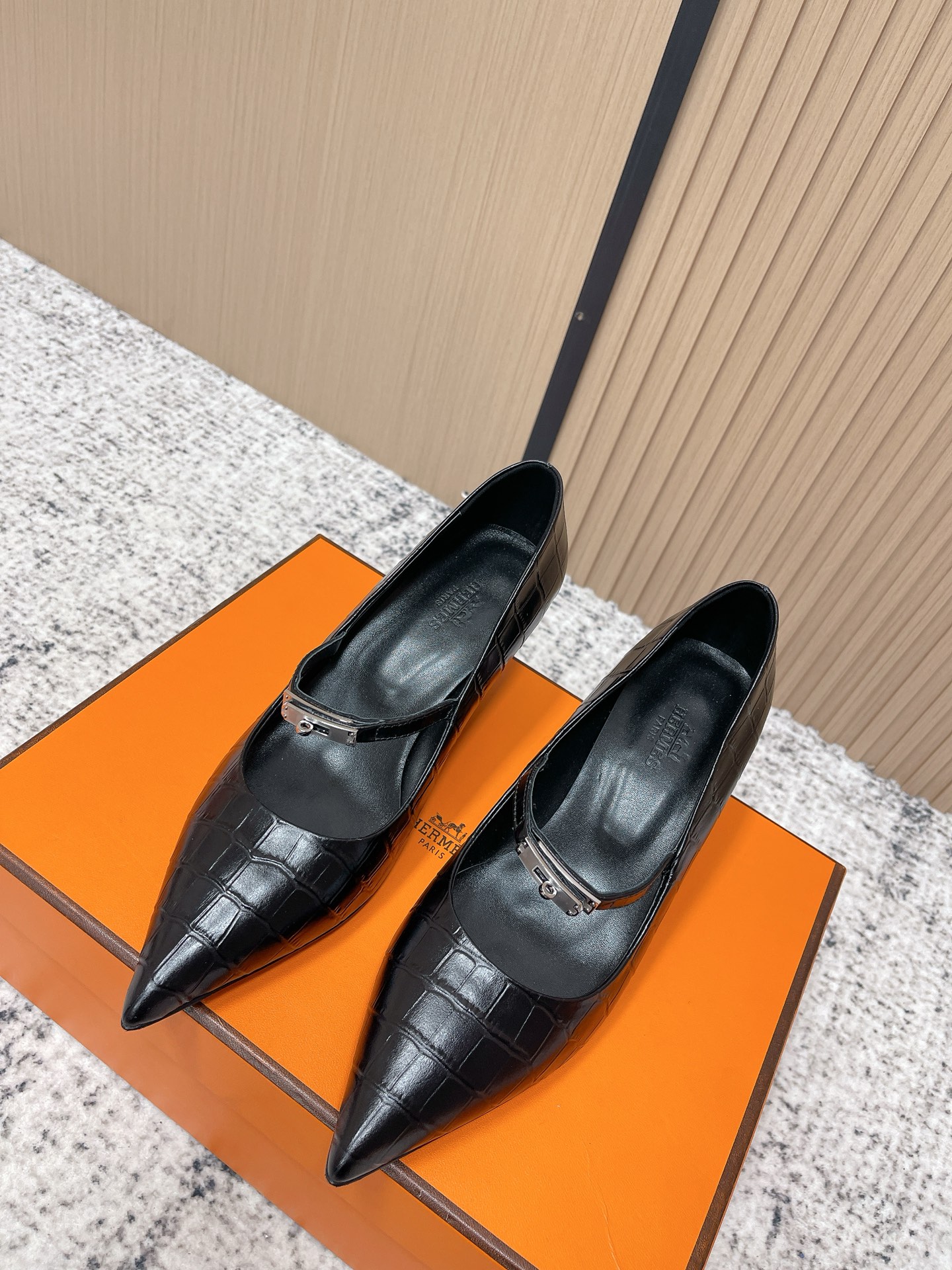 NO:788893,The top version of HERMES 26ss new classic elegant pointed-toe Mary Jane high-heeled shoes is based on the classic Mary Jane shoes. The design of the pointed toe + one-word buckle is simple and elegant. The pointed toe shape can visually lengthen the leg line and adapt to a variety of leg types. It continues the brand's low-key and high-end design concept. Only metal buckles are used to embellish the shoe body. There is no unnecessary decoration on the whole. The lines are smooth and neat, showing French elegance.  The soft leather material and moderately loose shoe last fit the foot shape immediately. The 6cm heel height combines elegance and comfort, and is not easy to fatigue when walking for a long time. It can be matched with retro-style dresses, suit pants, or minimalist commuting wear. It is a 'universal item' to create an elegant look. Suede upper/crocodile pattern cowhide, suede lining, Italian genuine leather outsole, 6cm higher  size 35-40 (customized sizes 40 are non-refundable), high-heeled shoes, hermes, hermes, mary jane, high heels, skirts, business suit, cowhide, sheepskin, Leather soles19860909顶级版本 HERMES 爱马仕26ss 新款经典优雅尖头玛丽珍高跟鞋 以经典玛丽珍鞋为原型,尖头+一字搭扣的设计简约优雅,尖头造型能在视觉上拉长腿部线条,适配多种腿型.延续了品牌低调高级的设计理念,仅通过金属扣点缀鞋身,整体无多余装饰,线条流畅利落,尽显法式优雅. 柔软的皮革材质与适度宽松的鞋楦,上脚即贴合脚型,6cm的鞋跟高度兼顾了优雅与舒适度,长时间行走也不易疲劳.既能搭配复古风的连衣裙、西装裤,也能适配极简风的通勤装,是打造优雅造型的“万能单品”. 鞋面小山羊皮/鳄鱼纹牛皮 内里小山羊皮 大底意大利真皮大底 增高6cm size35-40码（40码定制不退换）,高跟鞋单鞋,hermes,hermes,mary jane,high heels,skirts,business suit,cowhide,sheepskin,Leather soles,Women's Shoes