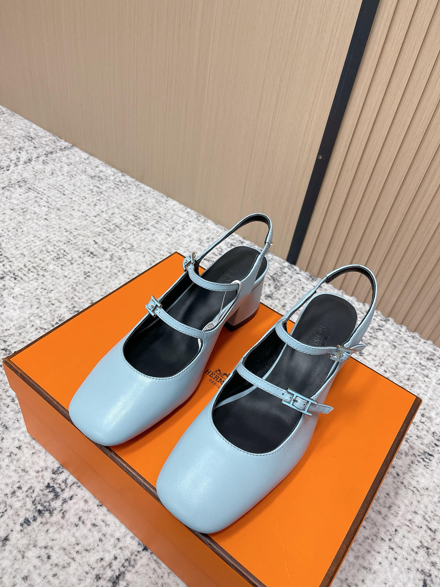 NO:788887,The top version of the Hermes 26ss/Jackie series spring and summer new Mary Jane block-heeled high-heeled sandals is based on the classic Mary Jane shoe. The square toe + double buckle design is simple and elegant. The square toe shape can modify the foot shape, taking into account both elegance and comfort. The shoe body has neat lines, the connection between the metal buckle and the upper is natural and smooth, and the brand logo is only presented in the form of embossing in a low-key way inside the shoe.  The soft leather material and moderately loose shoe last fit the foot shape immediately, without the need for running-in, and the bare feet will not be worn. It can be matched with retro-style dresses, suit pants, or minimalist commuting wear. It is a 'universal item' to create an elegant look. Suede upper, suede lining, Italian genuine leather outsole, 6cm higher  size35-39 (40/41 customized, non-refundable), sandals, hermes, hermes, sandals, mary jane, skirts, business suit, sheepskin, Leather soles19860909顶级版本 Hermes 爱马仕26ss/Jackie系列春夏新款玛丽珍粗跟高跟凉鞋 以经典玛丽珍鞋为原型,方头+双条搭扣的设计简约优雅,方头造型能修饰脚型,兼顾了优雅与舒适.鞋身车线工整,金属扣与鞋面的衔接自然流畅,品牌标识仅以压印形式低调呈现于鞋内. 柔软的皮革材质与适度宽松的鞋楦,上脚即贴合脚型,无需磨合,赤脚穿也不会磨脚.既能搭配复古风的连衣裙、西装裤,也能适配极简风的通勤装,是打造优雅造型的“万能单品”. 鞋面小山羊皮 内里小山羊皮 大底意大利真皮大底 增高6cm size35-39（40/41定制不退换）,凉鞋单鞋,hermes,hermes,sandals,mary jane,skirts,business suit,sheepskin,Leather soles,Women's Shoes