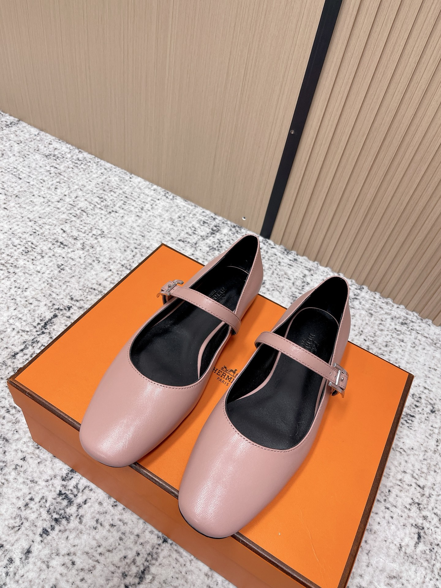 NO:788890,The top version of the Hermes 26ss/Jackie series spring and summer new Mary Jane block-heeled high-heeled sandals is based on the classic Mary Jane shoe. The square toe + double buckle design is simple and elegant. The square toe shape can modify the foot shape, taking into account both elegance and comfort. The shoe body has neat lines, the connection between the metal buckle and the upper is natural and smooth, and the brand logo is only presented in the form of embossing in a low-key way inside the shoe.  The soft leather material and moderately loose shoe last fit the foot shape immediately, without the need for running-in, and wearing barefoot will not chafe your feet. It can be matched with retro-style dresses, suit pants, or minimalist style commuting wear. It is a 'universal item' to create an elegant look. Suede upper, suede lining, Italian genuine leather outsole  size35-39 (40/41 customized, non-refundable), sandals, hermes, hermes, sandals, mary jane, skirts, business suit, sheepskin, Leather soles19860909顶级版本 Hermes 爱马仕26ss/Jackie系列春夏新款玛丽珍粗跟高跟凉鞋 以经典玛丽珍鞋为原型,方头+双条搭扣的设计简约优雅,方头造型能修饰脚型,兼顾了优雅与舒适.鞋身车线工整,金属扣与鞋面的衔接自然流畅,品牌标识仅以压印形式低调呈现于鞋内. 柔软的皮革材质与适度宽松的鞋楦,上脚即贴合脚型,无需磨合,赤脚穿也不会磨脚.既能搭配复古风的连衣裙、西装裤,也能适配极简风的通勤装,是打造优雅造型的“万能单品”. 鞋面小山羊皮 内里小山羊皮 大底意大利真皮大底 size35-39（40/41定制不退换）,凉鞋单鞋,hermes,hermes,sandals,mary jane,skirts,business suit,sheepskin,Leather soles,Women's Shoes