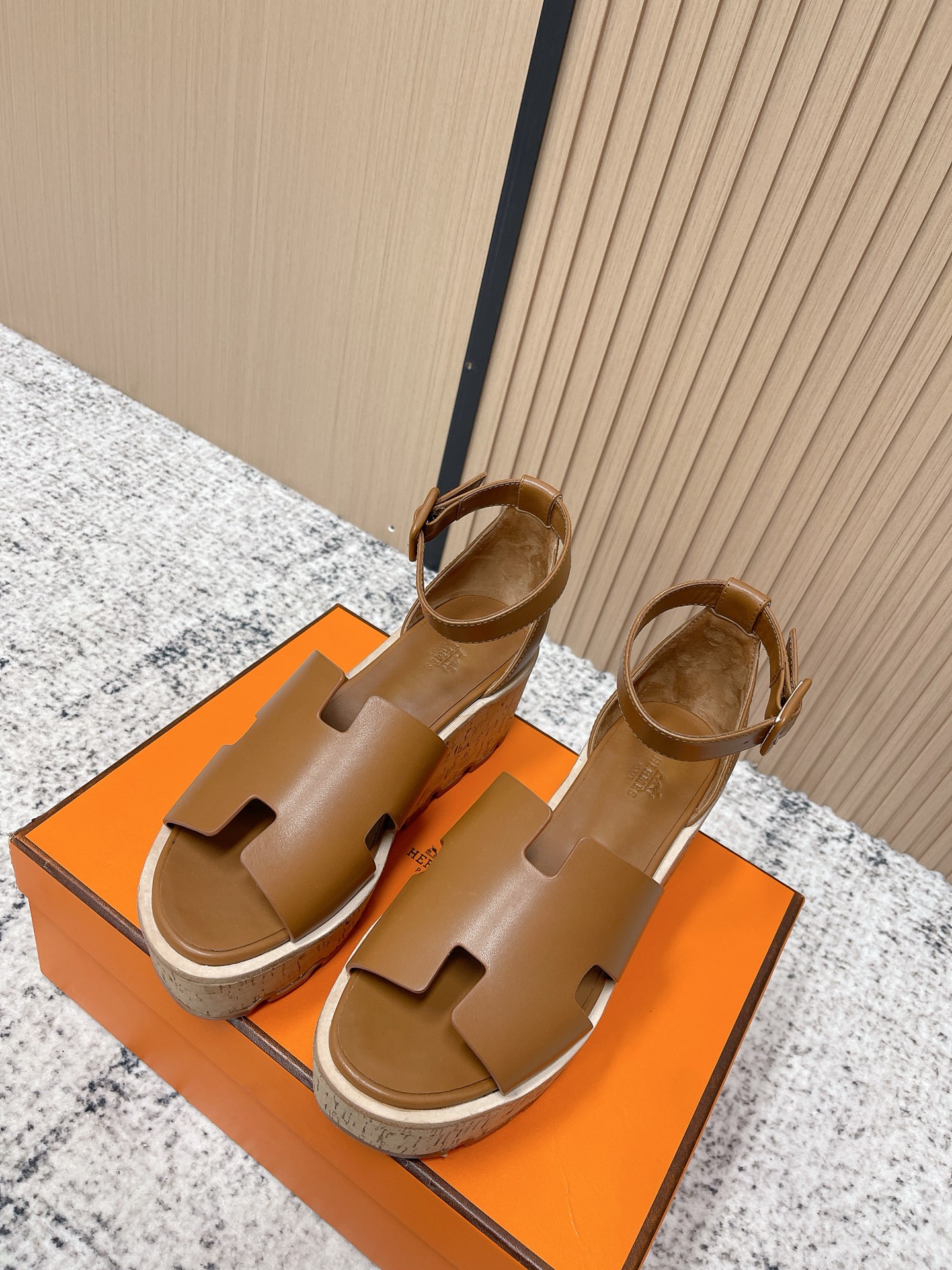NO:788907,Top version Hermes spring and summer classic Luce thick-soled color-blocked wedge women's shoes H's classic 'H'-shaped upper waterproof platform high-heeled sandals Material upper imported calfskin/imported sheepskin + water-dyed cowhide lining + original customized genuine leather welt wooden shield combination sole Heel height: 7CM / waterproof platform height 4CM  Size35-41 (40.41 customized, non-returnable), high heels and sandals, hermes, hermes, sandals, high heels, cowhide, sheep19860909顶级版本 Hermes 爱马仕 春夏经典款 Luce 厚底拼色坡跟女鞋 H家经典“H”型鞋面防水台高跟凉鞋 材质鞋面进口小牛皮/进口羊猄皮+水染牛皮内里+原版定制真皮沿条木盾组合鞋底 跟高:7CM /防水台高4CM Size35-41(40.41定制不退换）,高跟鞋凉鞋,hermes,hermes,sandals,high heels,cowhide,sheep,Women's Shoes
