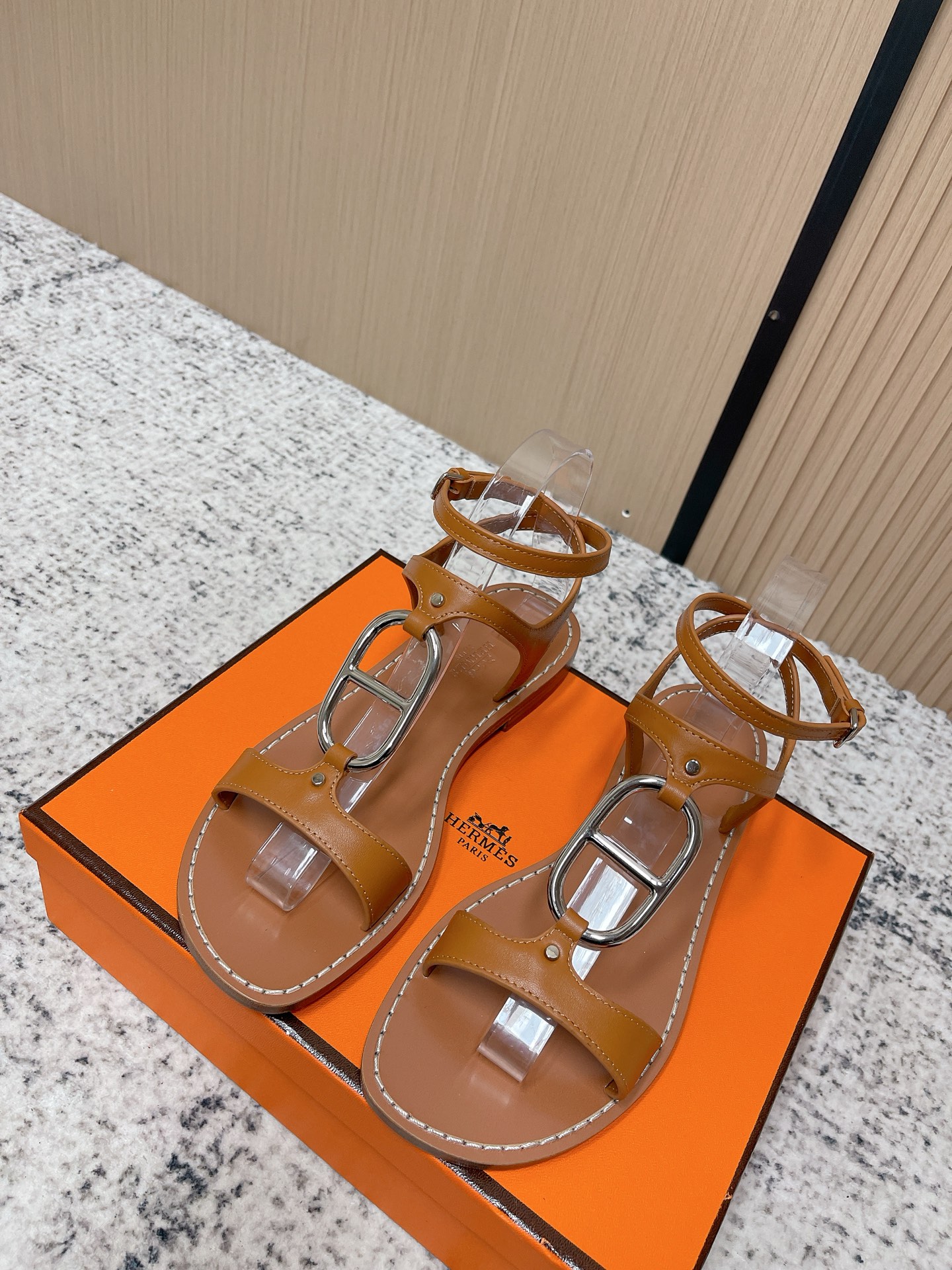 NO:788884,Top quality Hermes 2026 spring and summer new model H Marinella sandals series classic pig nose hardware buckle flat sandals buckle back strap sandals calfskin sandals, decorated with an oversized version of the classic 'Chaine d'Ancre' pattern. Suitable for daily wear, creating a fashionable and feminine style. Calfskin upper, sheepskin lining, Italian A-grade double-layer leather outsole  Size 35-39 (40.41 customized, non-refundable), high heels and sandals, hermes, hermes, sandals, high heels, cowhide, sheepskin, Leather soles19860909顶级品质 Hermes 爱马仕 2026春夏新款 H家Marinella凉鞋系列经典猪鼻子五金扣平底凉鞋搭扣后绕带凉鞋 小牛皮凉鞋,饰有超大版本的经典'Chaine d'Ancre'图案.适合日常穿着,打造时尚柔美风格. 鞋面小牛皮 内里垫脚羊皮 鞋底意大利A级双层真皮大底 码数35-39（40.41定做不退换）,高跟鞋凉鞋,hermes,hermes,sandals,high heels,cowhide,sheepskin,Leather soles,Women's Shoes
