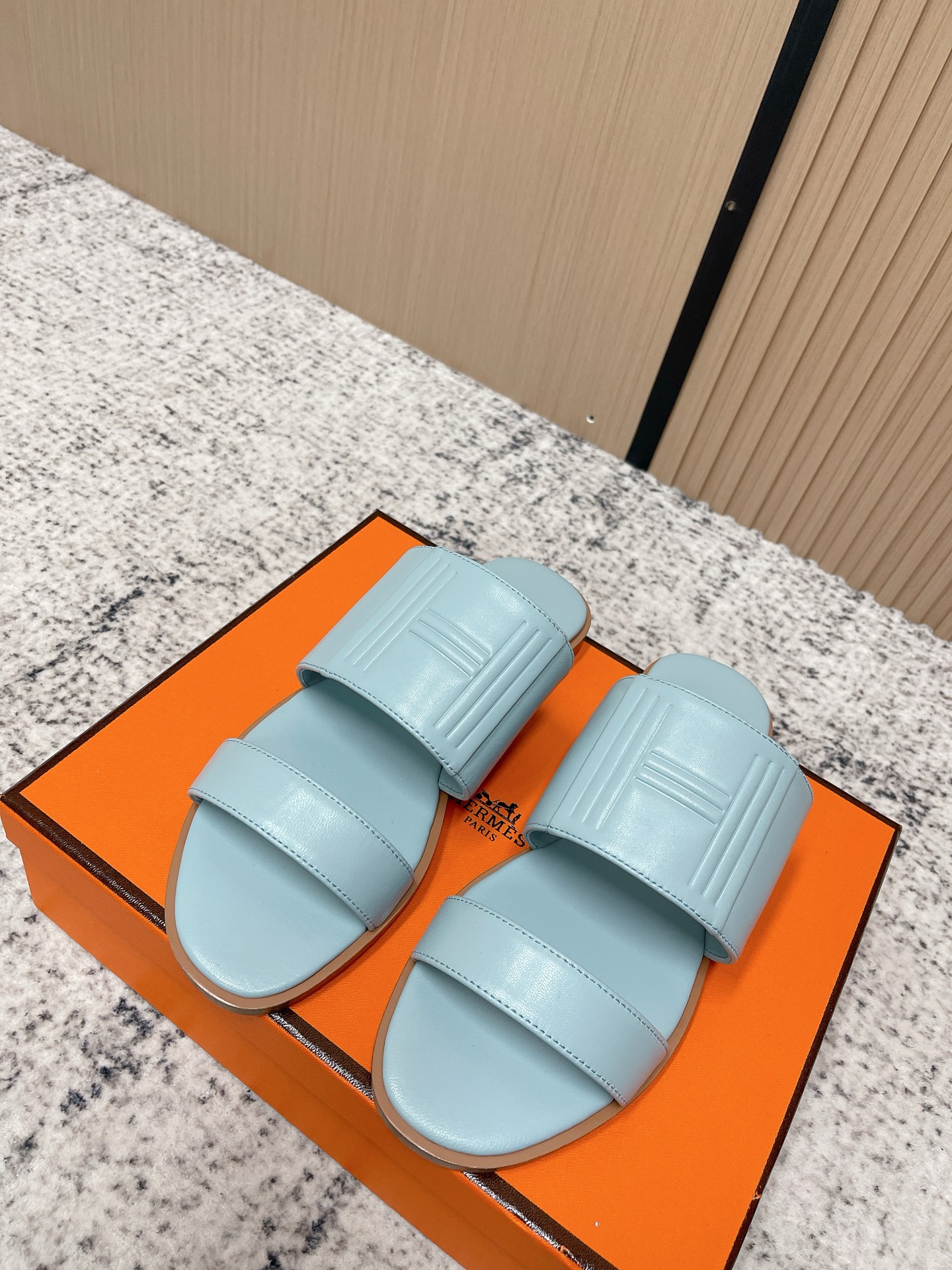 NO:788901,The top version of Hermès 26ss spring and summer new flat slippers has the brand's iconic 'H' texture embossed on the upper, without the need for additional metal buckles, highlighting the brand recognition in a low-key manner. Based on the classic flip-flop, the double-broadband design is simple and neat, adaptable to a variety of foot types, and has both comfort and modernity. The shoe body has neat lines, and the edges are finely sealed, giving the overall visual sense a unified and textured feel.  The double-strap design is matched with leather material, and the upper foot is light and breathable, suitable for long-term wear in summer, and it will not scratch your feet when worn barefoot. It can be matched with casual jeans and shorts, as well as simple dresses and commuting wear. It is a 'universal item' to create a summer look. Cowhide upper, cowhide lining, Italian leather outsole, 1cm higher  size35-39 (40/41 size customization is not returnable), slippers, hermes, slippers, skirts, shorts, jeans, cowhide, Leather soles19860909顶级版本 HREMES 爱马仕26ss春夏新款平底拖鞋 鞋面压印品牌标志性的“H”形纹理,无需额外金属扣饰,低调中彰显品牌辨识度.以经典一字拖为原型,双条宽带设计简约利落,适配多种脚型,兼具舒适感与现代感.鞋身车线工整,边缘做了精细的封边处理,整体视觉感统一且富有质感. 双带设计与皮革材质搭配,上脚轻盈透气,适合夏季长时间穿着,赤脚穿也不会磨脚.既能搭配休闲感的牛仔裤、短裤,也能适配简约风的连衣裙、通勤装,是打造夏日造型的“万能单品”. 鞋面牛皮 内里牛皮 大底意大利真皮大底 增高1cm size35-39（40/41码定制不退换）,拖鞋,hermes,slippers,skirts,shorts,jeans,cowhide,Leather soles,Women's Shoes