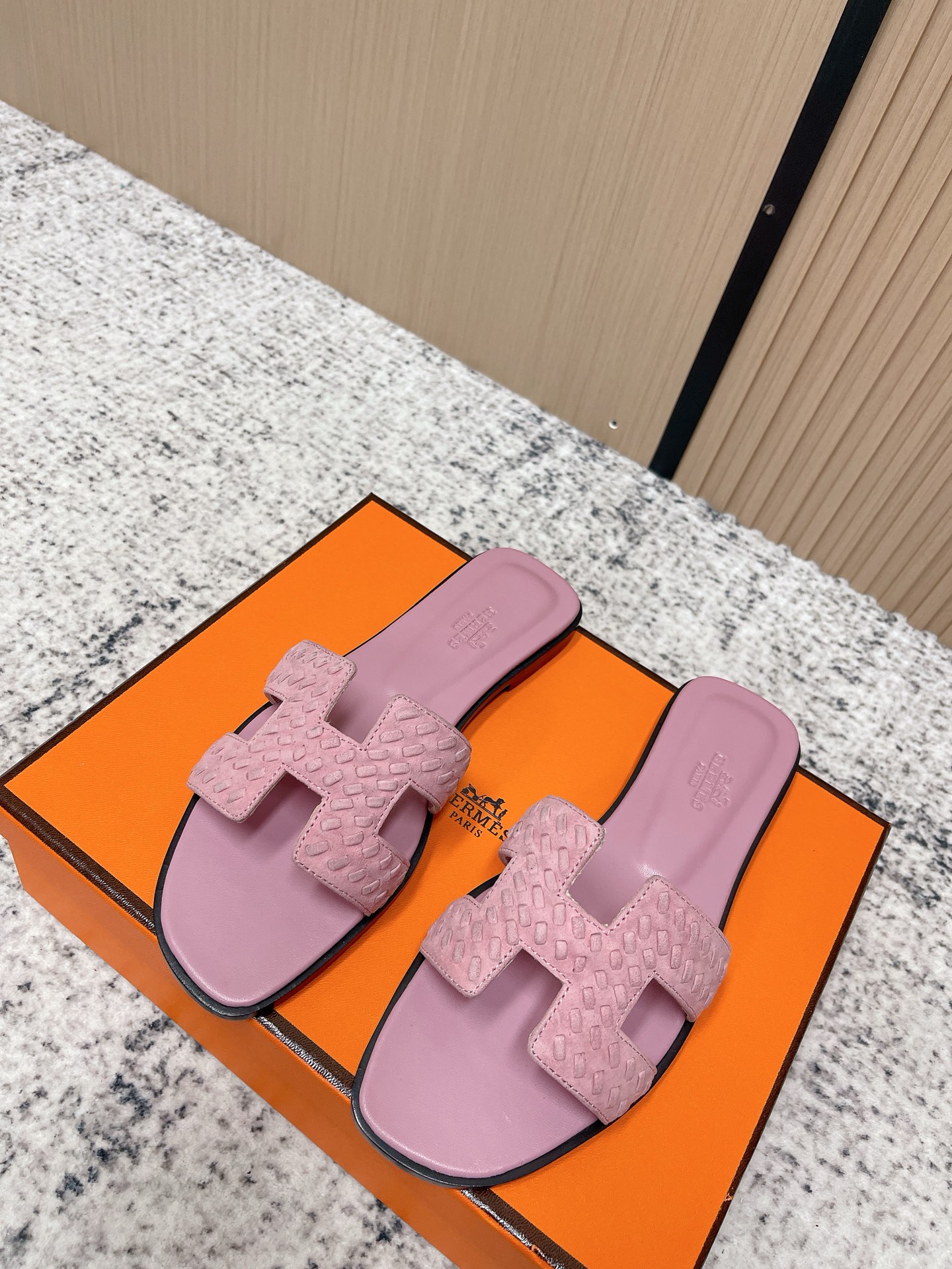 NO:788904,The top version of Hermes' new summer woven flat slippers are based on classic slippers. The woven texture of the upper is the core highlight, which not only retains the handmade texture, but also has a modern and simple feel, adapting to a variety of foot types. The weaving process is rigorous, the thickness of each leather strip is even, the connection is natural and smooth, and the edges are finely sealed, fully demonstrating the brand's craftsmanship quality.  The hollow structure of the woven upper is matched with the leather material, making the upper foot light and breathable, suitable for long-term wear in summer, and wearing barefoot will not scratch the feet. It can be matched with casual jeans and shorts, as well as simple dresses and commuting clothes. It is a 'universal item' to create a summer look. Suede upper/hand-made leather strips, suede lining, Italian genuine leather outsole  Size35-41 (40/41 size customization is not returnable), slippers, hermes, hermes, slippers, skirts, shorts, jeans, sheepskin, Leather soles19860909顶级版本 Hermes 爱马仕新款夏季编织平底拖鞋 以经典一字拖为原型,鞋面的编织纹理是核心亮点,既保留了手工质感,又兼具现代简约感,适配多种脚型.编织工艺严谨,每一根皮革条带的粗细均匀,衔接自然流畅,边缘做了精细的封边处理,尽显品牌的匠造品质. 编织鞋面的镂空结构与皮革材质搭配,上脚轻盈透气,适合夏季长时间穿着,赤脚穿也不会磨脚.既能搭配休闲感的牛仔裤、短裤,也能适配简约风的连衣裙、通勤装,是打造夏日造型的“万能单品”. 鞋面小山羊皮/手工穿皮条 内里小山羊皮 大底意大利真皮大底 Size35-41（40/41码定制不退换）,拖鞋,hermes,hermes,slippers,skirts,shorts,jeans,sheepskin,Leather soles,Women's Shoes