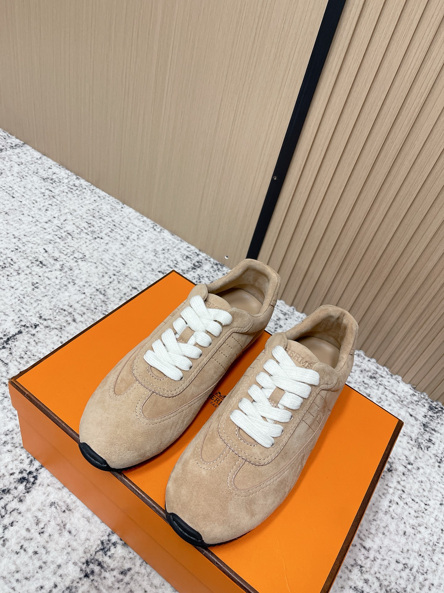 NO:788898,The top version of HERMES, Hermès' new spring and summer show model, sports shoes and casual shoes, is based on the classic moral shoes. The shape of the low top + round toe is simple and neat, which not only retains the sporty attributes, but also has a sense of elegance. The shoe body has neat lines, the leather splicing has a natural transition, and the edges have been finely sealed. The overall visual sense is unified and rich in texture.  The soft leather material and loose and moderate shoe last fit the foot shape immediately, without the need for running-in. Wearing it barefoot will not chafe your feet. It can be matched with casual jeans and sweatpants, as well as simple suits and dresses. It is a 'universal item' for daily wear. Upper cow leather/fetal cashmere lining fetal cashmere Outsole TPU outsole 3cm higher  size 35-40 (customized size 40 is non-returnable), casual shoes/sports shoes, hermes, hermes, sneakers, skirts, jeans, business suit, cowhide19860909顶级版本 HERMES 爱马仕春夏新款秀款德训鞋运动鞋休闲鞋 以经典德训鞋为原型,低帮+圆润鞋头的造型简约利落,既保留了运动属性,又兼具优雅感.鞋身车线工整,皮革拼接处过渡自然,边缘做了精细的封边处理,整体视觉感统一且富有质感. 柔软的皮革材质与宽松适度的鞋楦,上脚即贴合脚型,无需磨合,赤脚穿也不会磨脚.既能搭配休闲感的牛仔裤、运动裤,也能适配简约风的西装、连衣裙,是日常穿搭的“万能单品”. 鞋面奶牛皮/胎羊绒 内里胎羊绒 大底TPU大底 增高3cm size35-40码（40码定制不退换）,休闲鞋/运动鞋,hermes,hermes,sneakers,skirts,jeans,business suit,cowhide,Women's Shoes