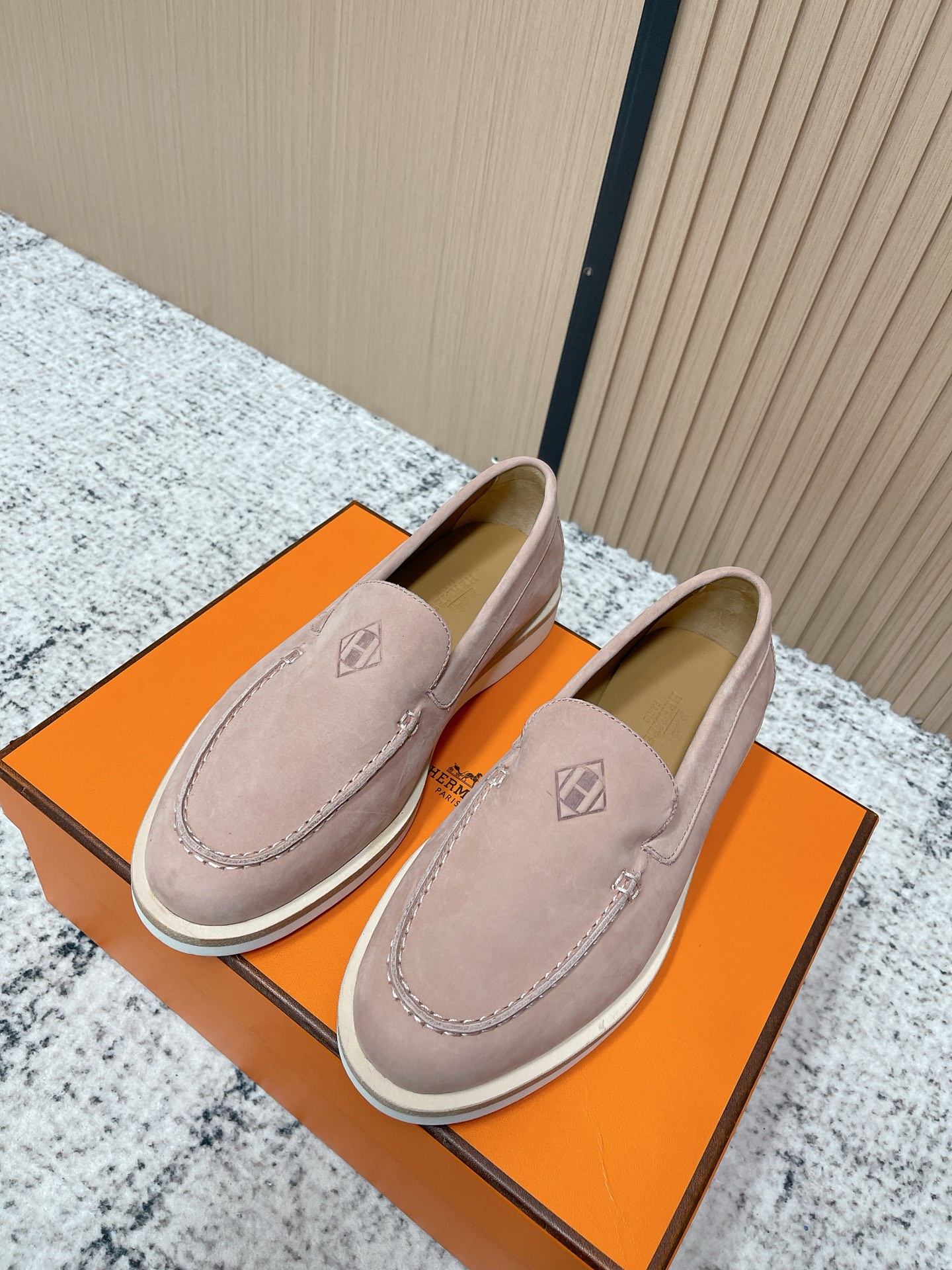 NO:788895,The top version of HERMES spring and summer new slip-on flat loafers are based on classic loafers. The slip-on design without laces is simple and neat, and the rounded toe box is suitable for a variety of foot types. It has both a sense of elegance and leisure. The body of the shoe has neat lines and fine edge sealing, giving the overall visual sense of unity and texture.  The soft suede material and loose and moderate shoe last fit the foot shape instantly without the need for break-in, and the feet will not be worn when worn barefoot. It can be matched with casual jeans and wide-leg pants, as well as simple commuting wear and dresses. It is a 'universal item' for daily wear. Matte calfskin upper, cowhide lining, IP combination outsole, increased by 2.5cm  size 35-40 (customized sizes 40 are non-refundable), loafers, hermes, hermes, loafers, skirts, jeans, cowhide19860909顶级版本 HERMES 爱马仕春夏新款一脚蹬平底乐福鞋休闲鞋 以经典乐福鞋为原型,无鞋带的套穿设计简约利落,圆润鞋头适配多种脚型,兼具优雅感与休闲感.鞋身车线工整,边缘做了精细的封边处理,整体视觉感统一且富有质感. 柔软的绒面革材质与宽松适度的鞋楦,上脚即贴合脚型,无需磨合,赤脚穿也不会磨脚.既能搭配休闲感的牛仔裤、阔腿裤,也能适配简约风的通勤装、连衣裙,是日常穿搭的“万能单品”. 鞋面磨砂小牛皮 内里牛皮 大底IP组合大底 增高2.5cm size35-40码（40码定制不退换）,乐福鞋,hermes,hermes,loafers,skirts,jeans,cowhide,Women's Shoes