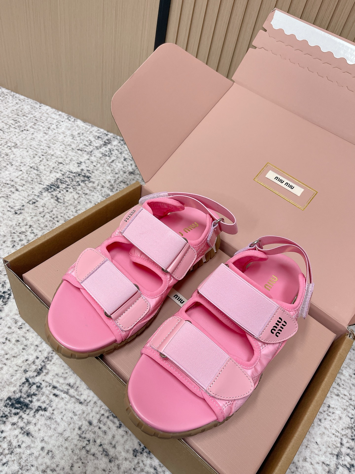 NO:788892,Top version Miu Mi* 26ss early spring new Miu Miu Velcro sandals  Welding relaxation and coolness to the feet, this pair of sandals is your natural choice for summer. The wide Velcro design allows for free adjustment without picking the shape of the foot. The pebbled/quilted fabric has its own exquisite texture, and is paired with a sawtooth thick sole, which can quietly increase the height and modify the shape of the legs. From sweet girl pink to minimalist black and gentle beige, the five colors will cover your OOTD all summer, and you can unlock the fashionable feeling with one click when paired with shorts, dresses, and overalls.  No need to tie shoelaces, the convenience of just kicking on allows you to switch between states freely when walking on the beach, commuting in the city, or during weekend picnics. It has the kind of lazy high-end feeling that 'looks good in casual wear'. Upper cowhide/cow leather/umbrella cloth lining cowhide leather outsole TPU outsole increased by 4cm  size 35-40 (customized sizes 40 are non-refundable), sandals, miumiu, sandals, skirts, shorts, cowhide, umbrellas19860909顶级版本 Miu Mi* 26ss 早春新款缪缪魔术贴凉鞋 把松弛感和酷感焊在脚上,这双凉鞋是夏天的本命选择.宽版魔术贴设计,调节自由不挑脚型,荔枝纹/绗缝面料自带精致肌理,搭配锯齿厚底,悄悄增高还能修饰腿型.从甜妹粉到极简黑、温柔米,五种色调承包你整个夏天的OOTD,配短裤、连衣裙、工装裤都能一键解锁时髦感. 不用系鞋带,一脚蹬的便捷感,让你在海边漫步、城市通勤、周末野餐里都能自在切换状态,是那种“随便穿都好看”的懒人高级感. 鞋面牛皮/牛京/雨伞布 内里牛皮 大底TPU大底 增高4cm size35-40码（40码定制不退换）,凉鞋,miumiu,sandals,skirts,shorts,cowhide,umbrellas,Women's Shoes