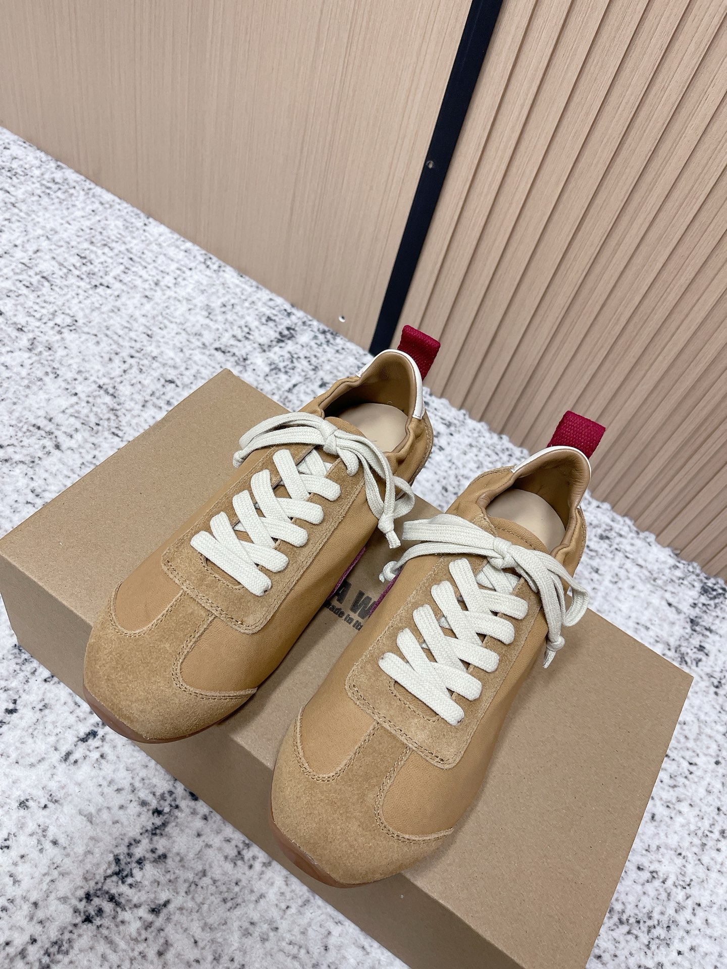 NO:788889,The top version of UMA WANG trendy brand 26/ new retro lace-up moral training shoes and casual shoes is lined with fine lambskin, which is skin-friendly and breathable. The upper stitching and distressed effects are all hand-processed, and the stitching is delicate and has a natural hand-made temperature, which reflects the craftsmanship standards of high-end designer brands.  The rubber outsole is soft and non-slip, fits the foot when walking, and takes into account retro styling and comfort. The low saturation color matching is very adaptable, and can be combined with suits and dresses to create a formal look, or combined with jeans and sweaters for a casual daily style. Sheepskin/cow suede upper, sheepskin lining, rubber outsole  size35-40 (40 customized, non-returnable), casual shoes/sports shoes, sneakers, hoodie, sweatshirts, skirts, jeans, business suit, sheepskin19860909顶级版本 UMA WANG 潮牌 26/ 新款复古绑带德训鞋休闲鞋 内衬为细腻小羊皮,触感亲肤且透气性佳.鞋面拼接缝线、做旧效果均为手工处理,针脚细腻且带有自然的手工温度,体现了高端设计师品牌的工艺标准. 采用橡胶大底,柔软且防滑,行走时贴合脚感,兼顾了复古造型与舒适度.低饱和度配色适配性极强,既能搭配西装、连衣裙打造正式造型,也能与牛仔裤、卫衣组合出随性日常风格. 鞋面羊皮/牛反绒 内里羊皮 大底橡胶大底 size35-40（40定制不退换）,休闲鞋/运动鞋,sneakers,hoodie,sweatshirts,skirts,jeans,business suit,sheepskin,Women's Shoes