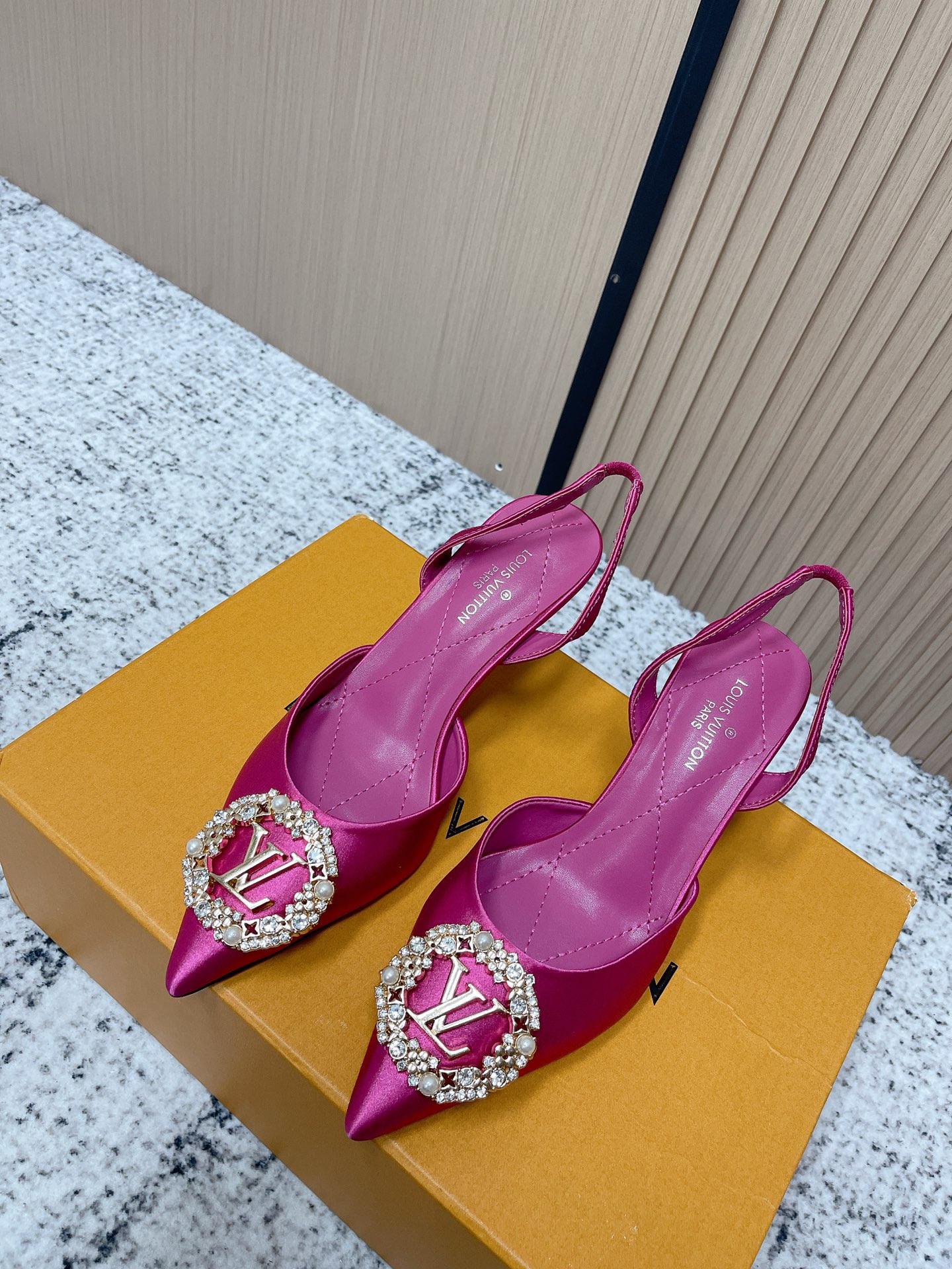 NO:788886,Top version LV | Louis Vuitton 262026 spring and summer new top version pointed chain slingback high heels BS purchasing level!  Full of high-end feel!  A popular model among bloggers at home and abroad, it is retro, fashionable and looks great on your feet!  The official website’s main recommendation★ Silk upper, lining: imported water-dyed sheepskin lining, original Italian leather outsole, shoe size: 35-39 (40.41. Customized, non-refundable), high heels and sandals, louis vuitton, louis vuitton, sandals, high heels, sheepskin, real silk, Leather soles19860909顶级版本 LV | 路易威登 262026春夏新品顶级版本尖头链条露跟高跟鞋 BS代购级别！高级感十足！国内外博主刷爆的一款,复古又时髦上脚美炸了！官网主推款★ 鞋面真丝  内里: 进口水染羊皮里 大底原版意大利真皮大底 鞋码: 35-39（40.41.定制不退换）,高跟鞋凉鞋,louis vuitton,louis vuitton,sandals,high heels,sheepskin,real silk,Leather soles,Women's Shoes