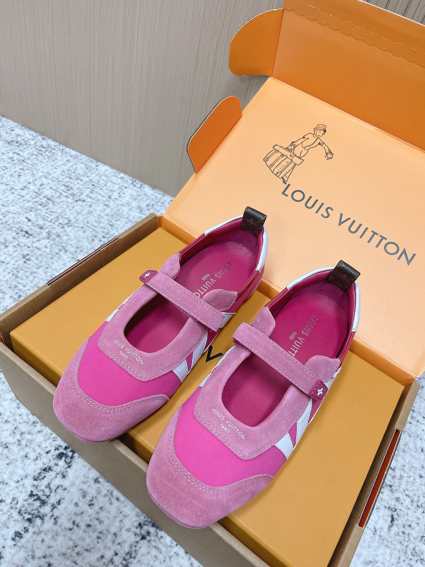 NO:787750,Top version Louis Vuitton Louis Vuitton donkey brand spring and summer Sneakerina series ballet sneakers moral training shoes flat shoes three pairs of original purchased to develop perfect replica Sneakerina ballet style sneakers with silky suede cow leather to create smooth lines, combining the light structure of ballet shoes with the comfortable texture of sneakers. The LV logo on the side and the Monogram canvas back strap are rich in details, Sacchetto craftsmanship and TPU outsole upgrade the soft wearing experience  Fabric: Original custom-made imported first-layer cowhide, original custom-made breathable mesh lining, original open-molded injection molded TPU material for soles Size: #35-39 (female 40, custom-made, non-returnable), casual shoes/sports shoes, louis vuitton, louis vuitton, louis vuitton, louis vuitton, flats, sneakers, cowhide19860909顶级版本 Louis Vuitton路易威登驴牌春夏Sneakerina系列 芭蕾运动鞋 德训鞋 平底鞋 原版三对购入开发完美复刻Sneakerina 芭蕾风运动鞋以丝滑绒面牛皮革塑造流畅线条 兼具芭蕾舞鞋的轻盈构型和运动鞋的舒适质感. 侧面 LV 标识和Monogram 帆布后袢带丰富细节,Sacchetto 工艺和 TPU 外底升级轻柔穿着体验 面料:原版定制进口头层牛皮 内里原版定制透气网里 鞋底原版开模注塑TPU材质 Size: #35-39（女40 订做不退换）,休闲鞋/运动鞋,louis vuitton,louis vuitton,louis vuitton,louis vuitton,flats,sneakers,cowhide,Women's Shoes