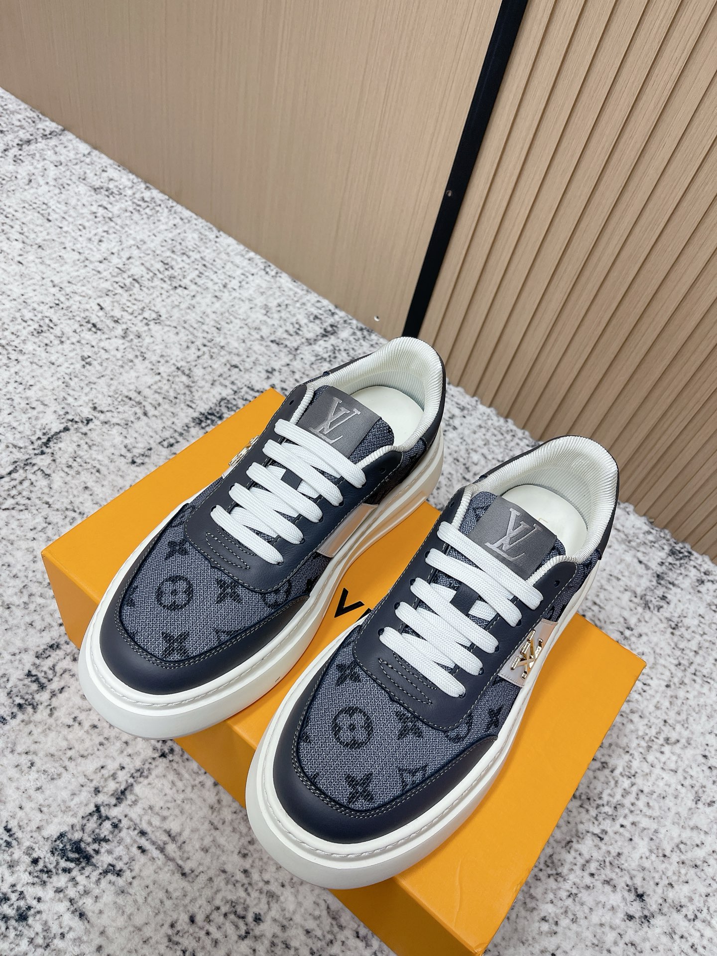 NO:787746,The top version of men's LV Louis Vuitton L Jialu brand men's size thick sole casual sneakers original purchase development and production This sneaker debuts in the 2026 spring and summer men's series. It is designed with canvas presbyopia and can be easily integrated into various styles. The eye-catching LV letters are marked on the side of the shoe, and the light rubber outsole is embellished with the Vuitton logo. Exquisite packaging at the delivery counter. Original custom-made cowhide fabric. Original imported sheepskin lining.  The original molded foam material of the sole is 4CM in sole thickness. Size: Men's 39-45 (45 customized), casual shoes/sports shoes, louis vuitton, louis vuitton, louis vuitton, louis vuitton, sneakers, cowhide, sheepskin19860909顶级版本男款 LV 路易威登 L家驴牌 男码 厚底 休闲 运动鞋 原版购入开发 做货 这款 运动鞋于 2026春夏男士系列初次亮相,以帆布老花塑造考究设计,可轻松融入各式造型.瞩目 LV 字母标注鞋侧,轻盈橡胶外底点缀 Vuitton 标识 配送专柜精美包装 面料原版定制牛皮布料 内里原版进口羊皮 鞋底原版开模发泡材质 底厚4CM Size:男款39-45（45定制）,休闲鞋/运动鞋,louis vuitton,louis vuitton,louis vuitton,louis vuitton,sneakers,cowhide,sheepskin,Women's Shoes