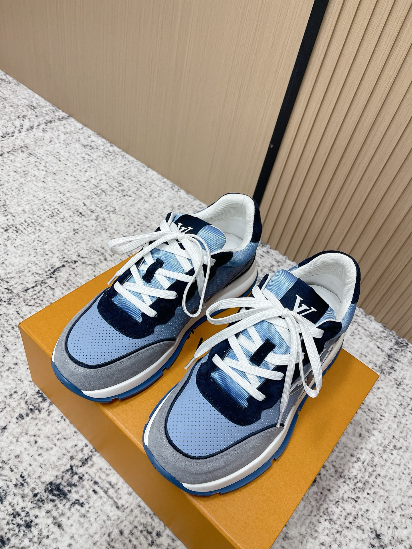 NO:787716,Top version Louis Vuitton Classic series new sports casual shoes This sneaker debuts in the autumn and winter men's series. It is made of smooth cow leather and has an elegant design. It can be easily integrated into various styles. The eye-catching LV letters are marked on the sides. The lightweight rubber outsole is embellished with the Vuitton logo. It is extremely comfortable and has a good on-foot effect. It is a must-have item for casual wear. Imported calfskin upper, imported breathable gauze lining, original molded TPU outsole  Size 39-45 (45 customized), casual shoes/sports shoes, louis vuitton, louis vuitton, louis vuitton, sneakers, cowhide19860909顶级版本 Louis Vuitton路易威登 Classic系列 新款运动休闲鞋 这款运动鞋于 秋冬男士系列初次亮相 以光滑牛皮革塑造考究设计 可轻松融入各式造型 瞩目 LV 字母标注鞋侧 轻盈橡胶外底点缀 Vuitton 标识 舒适度超高 上脚效果很好 休闲穿搭必备单品 鞋面进口小牛皮 内里进口透气纱网 原版开模tpu大底 码数39-45（45定做）,休闲鞋/运动鞋,louis vuitton,louis vuitton,louis vuitton,sneakers,cowhide,Women's Shoes
