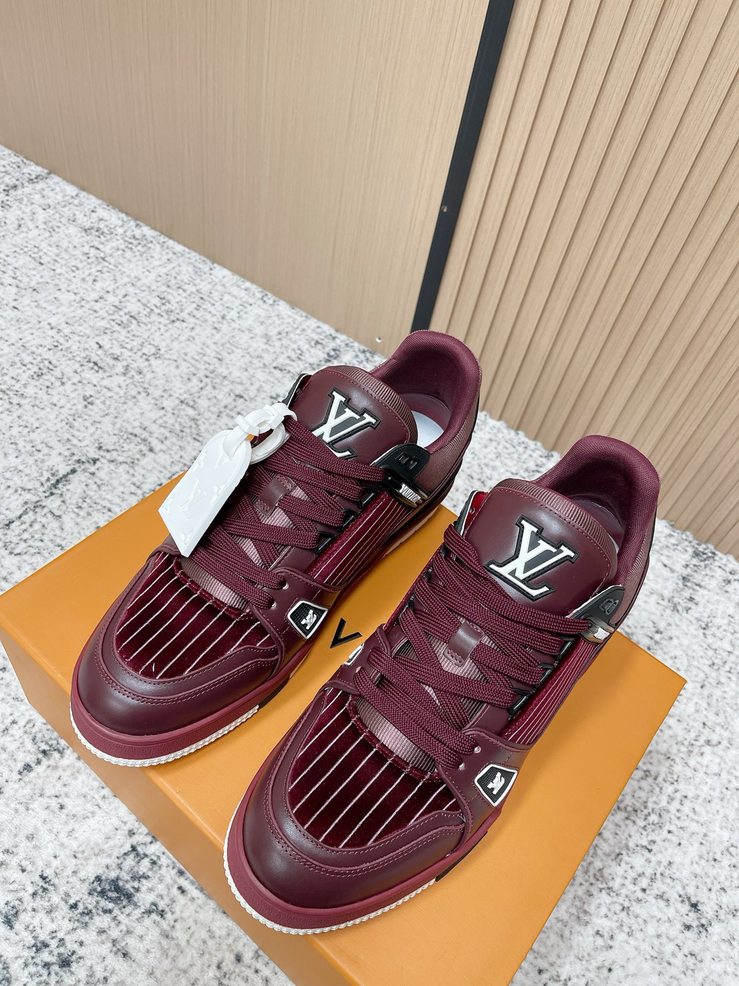 NO:787747,Top version LV trainer for couples~~New upgraded version~~Classic return Couple model, skateboard shoes, basketball shoes, sports shoes... LV new sports series; retro style sense; embraces many classic elements of the family; super handsome~~ Full leather fabric, with LV badge cloth cover, breathable gauze lining, original outsole, original shoe last, more details compared to the real product, perfect and high  size 35-45 (female 40.41 male 45 custom-made), casual shoes/sports shoes, louis vuitton, sneakers19860909顶级版本 情侣款 LV trainer~~全新升级版~~经典回归 情侣款,滑板鞋,篮球鞋,运动鞋…… LV全新运动系列；复古风视感；拥入家族多方面经典原素；超级帅气~~ 全皮革面料,搭配Lv徽章布面,透气纱网内里,原版大底,原版鞋楦,更多细节对比大货实物完美高 size35—45（女40.41男45定做）,休闲鞋/运动鞋,louis vuitton,sneakers,Women's Shoes