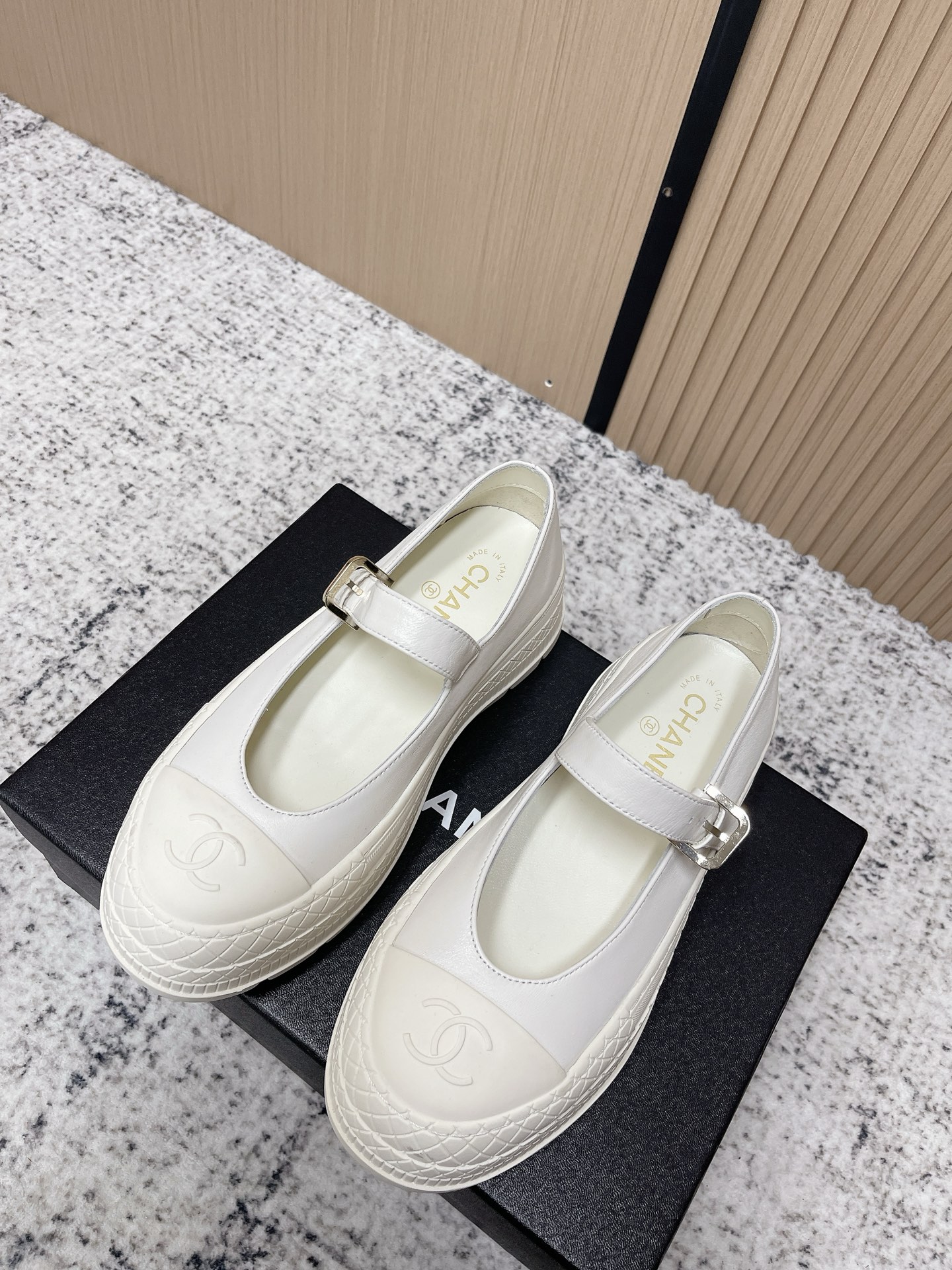 NO:787737,The top version of Chanel Chanel 26c Mary Jane loafers. Classic and user-friendly design. The flat and thick sole design has its own invisible heightening. It will not tire your feet even if you walk all day. The black model is classic and timeless. The double C embossed on the toe box is low-key and elegant. Paired with jeans, it is a sweet and cool girl. Paired with a small suit for commuting, it is smart. The white model is gentle to the bone. The texture of milk fufu comes with a French filter. Pair it with a floral skirt. White socks are a energetic girl.  It's full of spring atmosphere. The lambskin material is soft and doesn't wear your feet at all. The metal buckle of the one-line strap can also fine-tune the tightness. It's also very friendly to sisters with wide feet and high insteps~ Whether it's daily shopping or commuting to work, this pair can be easily held. This year's Mary Jane is my choice. No matter how you match it with the black and white color scheme, you won't go wrong. Close your eyes and you won't lose~ All matching materials, size 35-40 (40 custom-made), loafers, chanel, chanel, loafers, mary  jane,skirts,jeans,business suit,sheepskin,socks19860909顶级版本 Chanel 香奈儿 26c 玛丽珍 乐福鞋 王炸款 经典加人性化设计 平底厚底的设计自带隐形增高 暴走一天都不累脚  黑色款经典永不过时 鞋头双C压纹低调显贵 搭配牛仔裤是甜酷辣妹 配小西装通勤又干练  白色款温柔到骨子里 奶fufu的质感自带法式滤镜 搭碎花裙 白袜子就是元气少女 春日氛围感拉满 小羊皮的材质软乎乎的 完全不磨脚 一字带的金属扣还能微调松紧 对宽脚 高脚背姐妹也超友好~不管是日常逛街,通勤上班 这双都能轻松hold住 今年的本命玛丽珍非它莫属 黑白配色怎么搭都不出错.闭眼入不亏~全对版材质  码数35-40（40定做）,乐福鞋,chanel,chanel,loafers,mary jane,skirts,jeans,business suit,sheepskin,socks,Women's Shoes