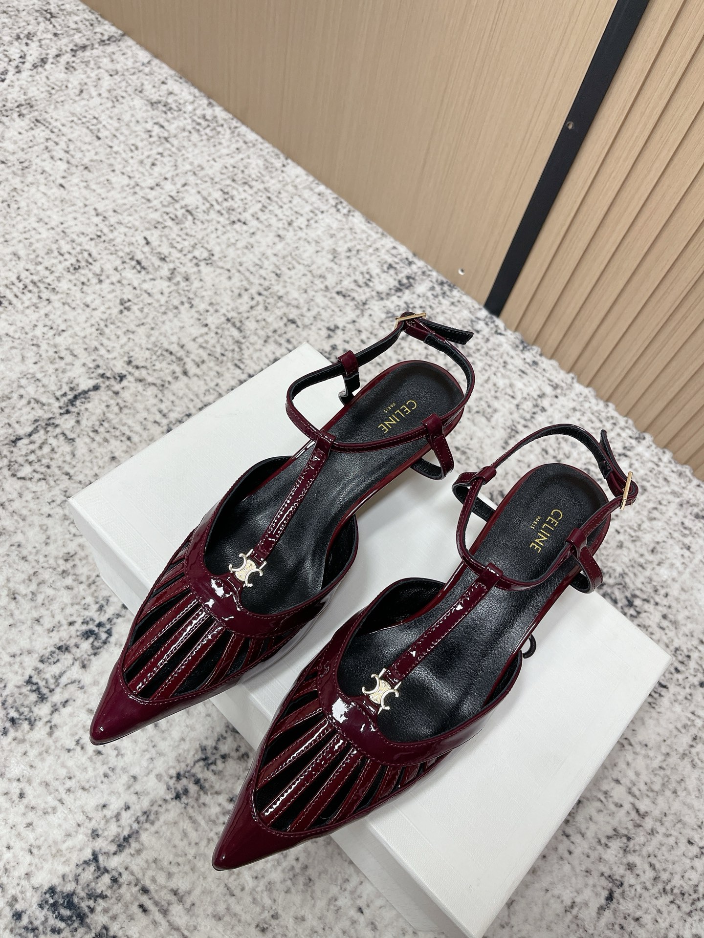 NO:787734,Top version CELINE Celine 26/ Spring and summer new style metal buckle patent leather high heels sandals CELINE metal buckle patent leather high heels, pointed toe + patent leather material, perfect gloss, metal buckle super recognizable!  The back design is elegant and breathable, and the stiletto heels elongate the leg lines, making it easy to handle in the workplace or formal occasions. Fabric: Patented cowhide Lining: Sheepskin Outsole: Italian genuine leather outsole Size#35-41 (40.41 custom-made and non-returnable), high heels and sandals, celine, celine, sandals, high heels, cowhide, sheepskin, Leather soles19860909顶级版本 CELINE赛琳 26/ 春夏新款 金属扣 漆皮 高跟鞋 凉鞋 CELINE金属扣漆皮高跟鞋,尖头+漆皮材质,光泽感满分,金属扣超有辨识度！后空设计优雅又透气,细高跟拉长腿部线条,职场or正式场合都能轻松驾驭 面料: 漆面牛皮 内里: 羊皮 大底: 意大利真皮大底 Size#35-41（40.41定做不退换）,高跟鞋凉鞋,celine,celine,sandals,high heels,cowhide,sheepskin,Leather soles,Women's Shoes