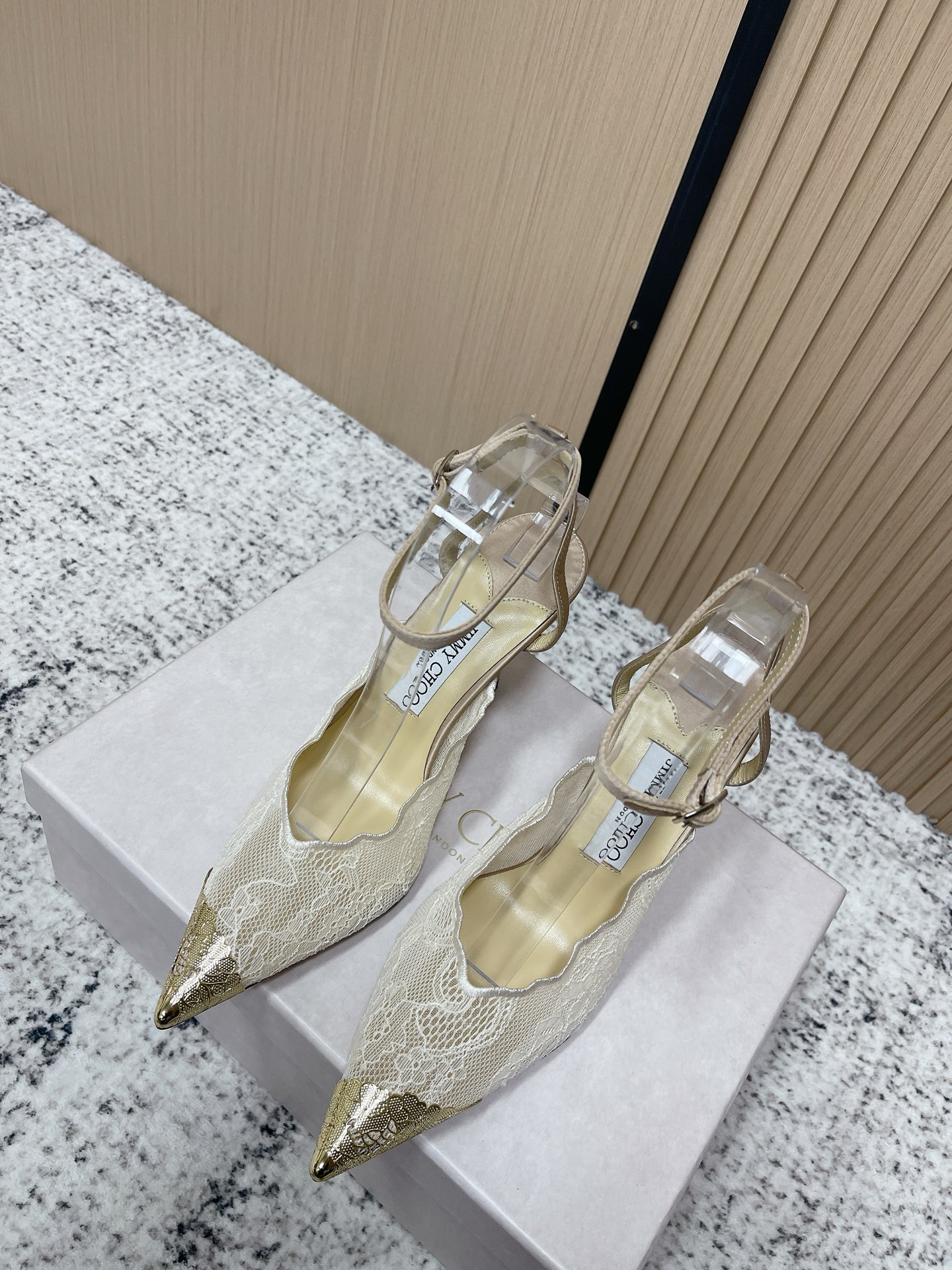 NO:787732,Top version Jimmychoo 26/ Spring and summer new style lace pointed toe high heels The most interesting thing about this series is the contrast and little surprises!  Soft pastel colors can also look bold, and their appearance is very contagious. Sandra Choi moved the oversized paper peonies into Milan, surrounded by greenery and flowers, as if walking into a surreal wonderland. What surprised me most about Jimmy Choo this season was the 'reconstruction of lace'. The metal toe splicing, it is no longer just a symbol of femininity, but has been deconstructed and spliced, turning it into a leader in shoes. Fabric: imported embroidered lace, lining, imported custom-made lambskin outsole  Imported Italian raw color cowhide sole Heel height: 10cm Size 35 to 40 (40 is customizable and non-returnable), high heels and sandals, jimmy choo, jimmy choo, sandals, high heels, cowhide, sheepskin19860909顶级版本 Jimmychoo 吉米周 26/ 春夏新款 蕾丝 尖头 高跟鞋 这个系列最有意思的就是反差感和小惊喜！ 柔和的粉彩色也能显得很大胆,颜值很有感染力.SandraChoi把超大纸艺牡丹搬进米兰,四周绿意与花卉簇拥,仿佛走进一个超现实的仙境 这一季JimmyChoo最让我惊喜的是“蕾丝的再造”.金属鞋头拼接,它不再只是柔美的象征,而是被解构、拼接,化作鞋履上的佼佼者 面料:进口刺绣蕾丝 内里 进口意制小羊皮  大底 进口意大利原色牛皮底 跟高:10cm Size 35一40（40 定制不退换),高跟鞋凉鞋,jimmy choo,jimmy choo,sandals,high heels,cowhide,sheepskin,Women's Shoes