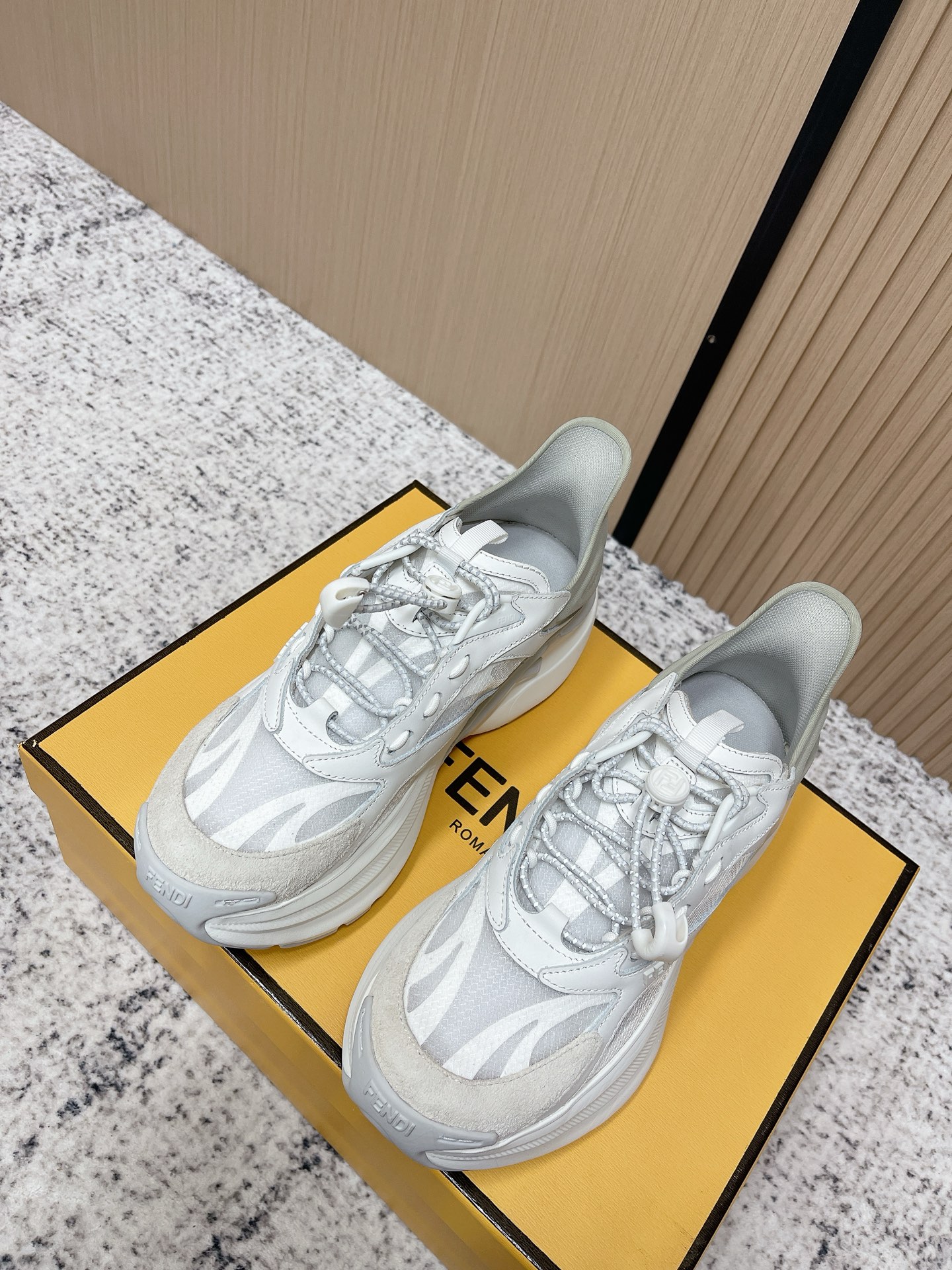 NO:787733,Top version of couple's model FENDI Fendi's latest F-Light series couple's model thick sole casual sports shoes running shoes low-top sports shoes with elastic laces. Made of black leather and mesh fabric. Corrugated shoe tops of the same color. Black mountaineering laces and emergency stop fasteners decorated with customized FF patterns. Decorated with three-dimensional rubber logo appliques on one side. Ultra-light rubber thick soles of the same color with embossed F pattern on the edges. Fabric original custom imported fabric + cowhide. Imported breathable mesh lining  Sole original molded foam + TPU material, sole thickness 5.5CM Size: women's 35-40 / men's 39-45, casual shoes/sports shoes, fendi, fendi, sneakers, cowhide19860909顶级版本情侣款 FENDI芬迪 最新F-Light系列 情侣款 厚底 休闲 运动鞋 跑鞋 松紧鞋带低帮运动鞋.黑色皮革和网眼布材质.同色系波状鞋提.黑色登山鞋带和饰有定制FF图案的急停扣件.一侧饰有三维橡胶标志贴花.同色系超轻橡胶厚鞋底,边缘饰有凸纹F图案 面料原版定制进口织物+牛皮 内里进口透气网里 鞋底原版开模发泡+TPU材质 底厚5.5CM Size:女款35-40 / 男款39-45,休闲鞋/运动鞋,fendi,fendi,sneakers,cowhide,Women's Shoes