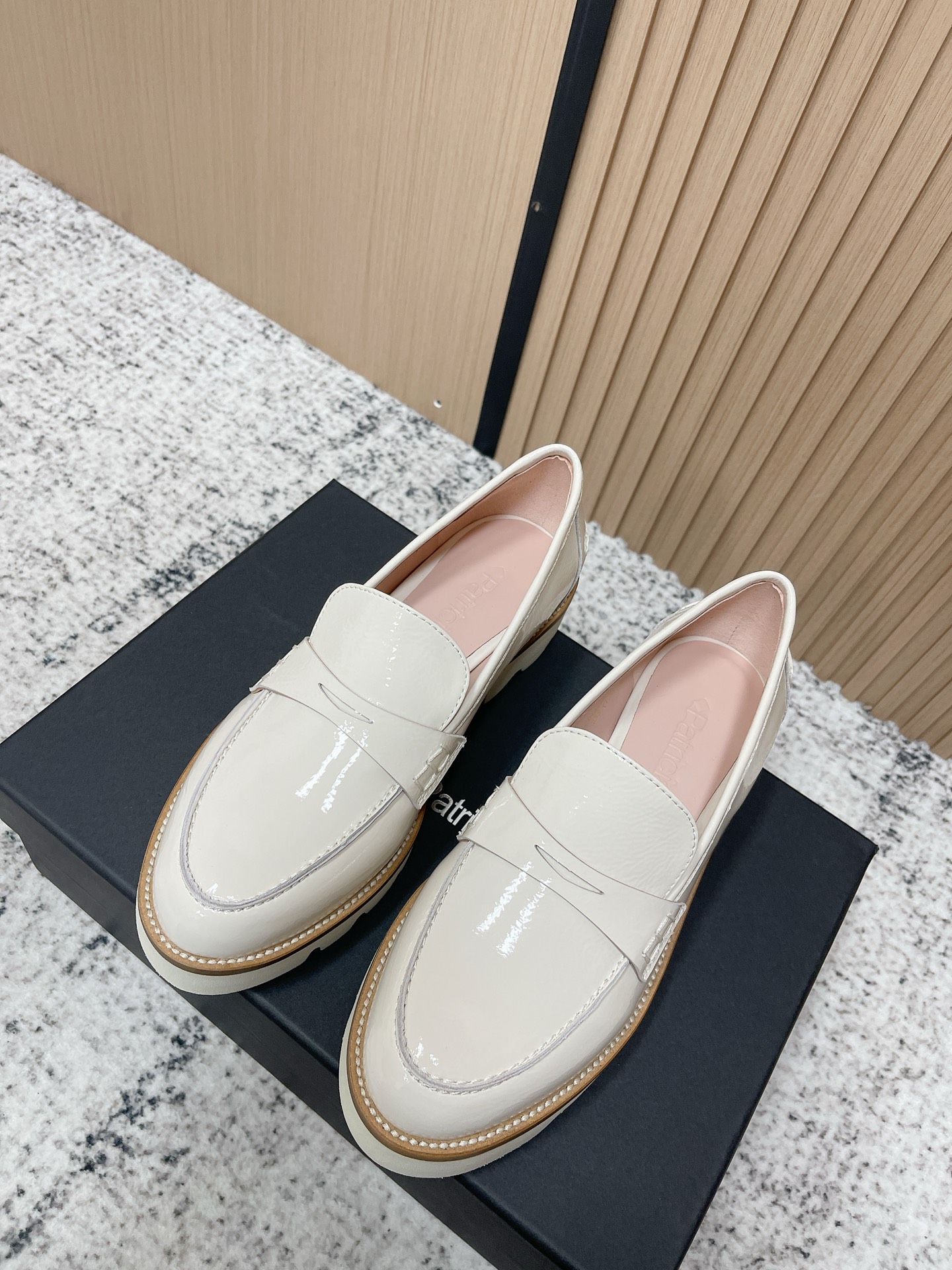 NO:787735,The top version is the same ultra-light thick-soled cow patent leather comfortable loafer from Patricia Xin Zhilei and Wang Luodan. Elegant and refined, relaxed, shiny and soft, skin-friendly patent cow leather will not feel uncomfortable even after a long flight. The ultra-light sports thick sole supports you to go anywhere. Loafer perfectly balances sophistication and comfort!  !  Only the best patent leather is chosen to achieve such a smooth and eye-catching effect. The almond toe is matched with the delicate pleats of Spanish craftsmen, which makes the shoe shape more smooth and elegant. The outsole is thick and has distinct corners, but it is made of ultra-light EVA material.  The lambskin leather lining is spliced with softer, skin-friendly and wear-resistant sheepskin at the heel, which saves time in putting on and taking off, and makes walking and walking more calm and light. When I put it on, I realized that Xin Zhilei chose the same product as Li Li, and the material is cow patent leather. The inner sheepskin heel height is 3.5cm. The sole is ultra-light EVA sole.  Size 35-36-37-38-39, loafers, loafers, cowhide, sheepskin19860909顶级版本 patricia帕翠亚·辛芷蕾王珞丹同款超轻厚底牛漆皮舒适乐福鞋 优雅精致,松弛自如,亮泽且柔软亲肤的漆牛皮就算长时间的飞行也毫无不适感超轻运动厚底,支持你去任何地方Loafer 完美平衡干练与舒适！！选用顶好的漆皮,才有这样光润点睛的效果.杏仁头搭配西班牙匠师细致的捏褶,更显鞋型流畅秀气 大底厚且菱角分明,却是超轻的EVA材质. 小羊皮真皮内里,后跟处拼接了更柔软亲肤耐磨的羊皮绒,节省时间穿脱,也让疾行和漫步变得更从容、轻盈.穿上才知道辛芷蕾选品跟李李一样,嗲得很材质牛漆皮 内里羊皮跟高3.5cm 鞋底超轻EVA底 码数35-36-37-38-39,乐福鞋,loafers,cowhide,sheepskin,Women's Shoes