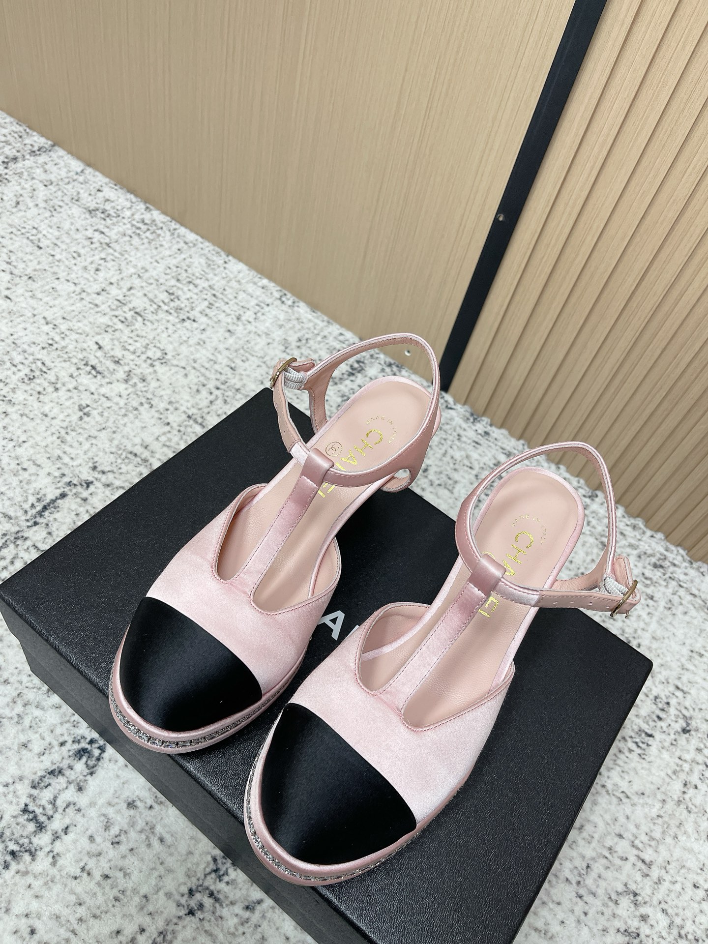 NO:787744,The top version of Chanel's high heels are classic and elegant. The soles are inlaid with crystals, full of sophistication, and the T-strap + metal buckle design makes them easy to put on and take off and stable. The stiletto heels are about 8-10cm, elongating the leg lines and perfect for dresses or formal occasions. Chanel has always been high-end craftsmanship and fashion sense, and attention to detail is a must!  size 35-41 (40.41 customized, non-refundable), high heels and sandals, chanel, sandals, high heels19860909顶级版本 香奈儿这款高跟鞋,经典优雅.鞋底镶嵌水晶,精致感满满,T字带+金属扣设计,穿脱方便又稳固.细高跟约8-10cm,拉长腿部线条,超适合礼服或正式场合心. 香奈儿一贯的高端工艺与时尚感,细节控必入！ size35-41（40.41定做不退换）,高跟鞋凉鞋,chanel,sandals,high heels,Women's Shoes