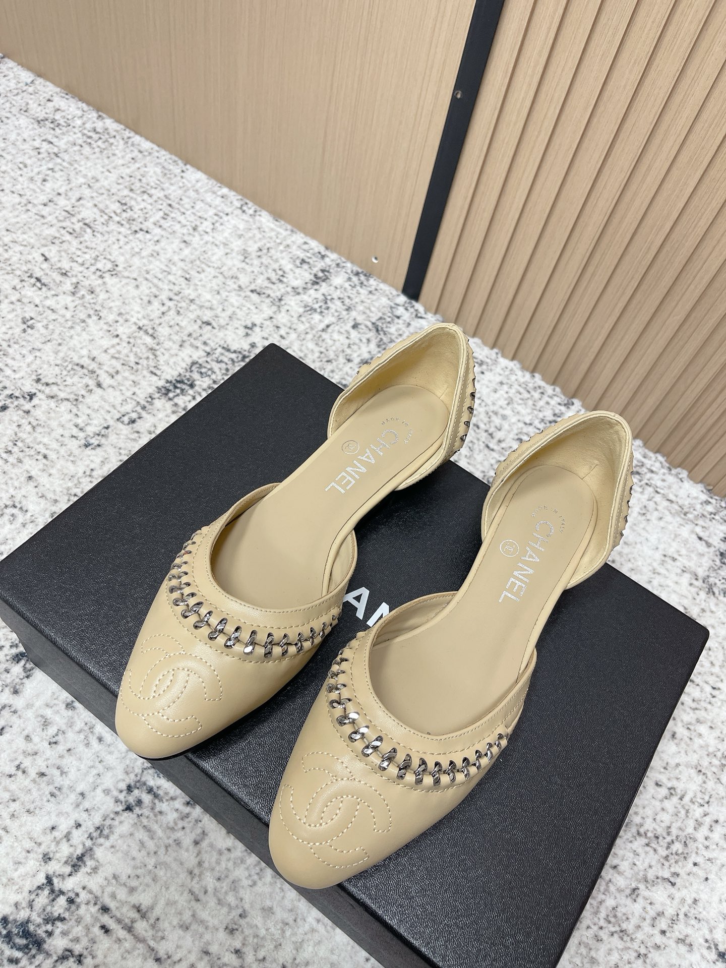 NO:787742,The top version of this Chanel shoe is embellished with metal chains on the upper, which is elegant and refined. The mid-high heel design elongates the leg line while taking into account comfort, and can be easily used for daily commuting or formal occasions. There is a brand logo on the inside of the shoe, with perfect details, showing high-end craftsmanship (.Whether worn with skirts or trousers, it can easily enhance the overall look. It is a practical and fashionable fashion item! size35-41 (40.41 custom-made, non-refundable), single shoes, chanel, skirts19860909顶级版本 香奈儿这款鞋鞋面点缀金属链条,优雅又精致.中高跟设计,拉长腿部线条同时兼顾舒适,日常通勤或正式场合都能轻松驾驭.鞋内侧有品牌标识,细节满分,彰显高端工艺（.无论搭配裙装还是裤装,都能轻松提升整体造型,是实用又时髦的时尚单品！ size35-41（40.41定做不退换）,单鞋,chanel,skirts,Women's Shoes