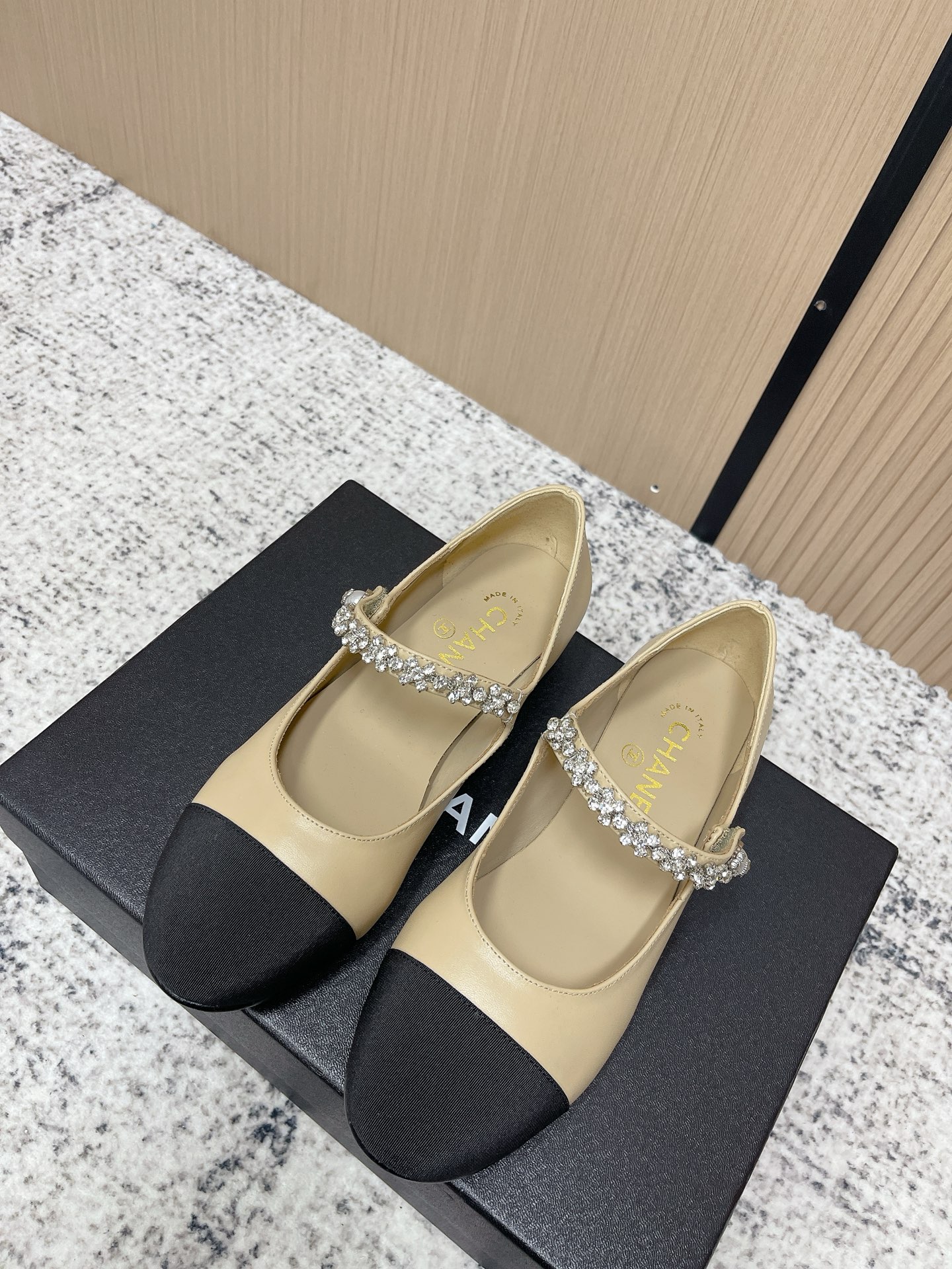 NO:787740,Top version Chanel｜Chanel 26ss stitched ballet shoes with one-piece strap + pearl and rhinestone embellishment, perfect French elegance!  The flat-bottom design can be easily used for daily commuting or formal occasions. It looks great with skirts or cheongsams. It directly adds a retro temperament. It is simple, elegant and highly recognizable!  The shoe has a slender shape, round toe design, and breathable lining. It is super comfortable to wear in spring and summer. It is flat and light, and can be easily used for commuting, shopping, and dating. Sheepskin upper, sheepskin lining, Italian leather sole. Size 35-41 (40.41. Customized), ballet shoes, chanel, chanel, skirts, sheepskin19860909顶级版本 Chanel｜香奈儿26ss拼接芭蕾舞鞋  一字带+珍珠水钻点缀,法式优雅满分！平底设计,日常通勤或正式场合都能轻松驾驭,搭裙装或旗袍都很出彩,复古气质直接拉满,简约优雅又超有辨识度！鞋型修长,圆头设计,内里透气,春夏穿超舒服～平底轻便,通勤、逛街、约会都能轻松驾驭 鞋面羊皮 内里羊皮里 意大利真皮底 码数35-41（40.41.订做）,芭蕾舞鞋,chanel,chanel,skirts,sheepskin,Women's Shoes