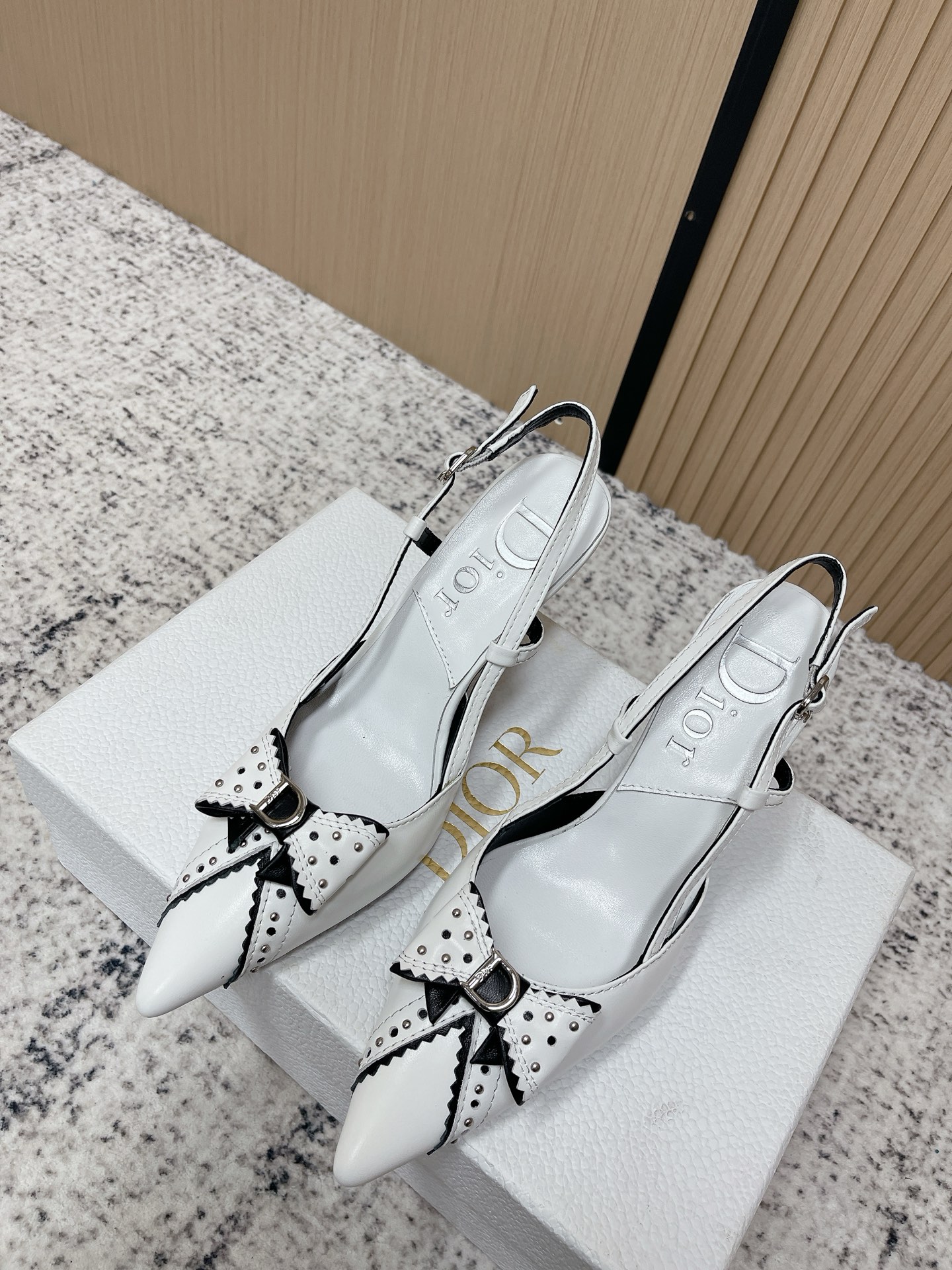 NO:787738,The top version of Dior Dior pirate series bow high-heeled sandals and slippers. The last shape is versatile for slim feet. The shape is three-dimensional and full, and the upper foot is comfortable. The original mold buckle hardware is very medieval and full of aura. The original bow design style is very retro and classic. Perfect details. Customized cowhide for the upper. Customized sheepskin for the lining. Heel height 8cm. Italian genuine leather outsole.  Size35-39 (40.41 customized, non-refundable), high heels and slippers, dior, dior, sandals, high heels, slippers, cowhide, sheepskin, Leather soles19860909顶级版本 Dior 迪奥 海盗爷系列蝴蝶结高跟凉鞋拖鞋 楦型百搭瘦脚yyds.造型立体饱满 上脚舒适 原版模具饰扣五金,非常中古风、气场十足,原版蝴蝶结设计风格非常复古经典 细节完美  鞋面定制牛皮 内里定制羊皮 跟高8cm 大底意大利真皮大底 Size35-39（40.41定制不退换）,高跟鞋拖鞋,dior,dior,sandals,high heels,slippers,cowhide,sheepskin,Leather soles,Women's Shoes