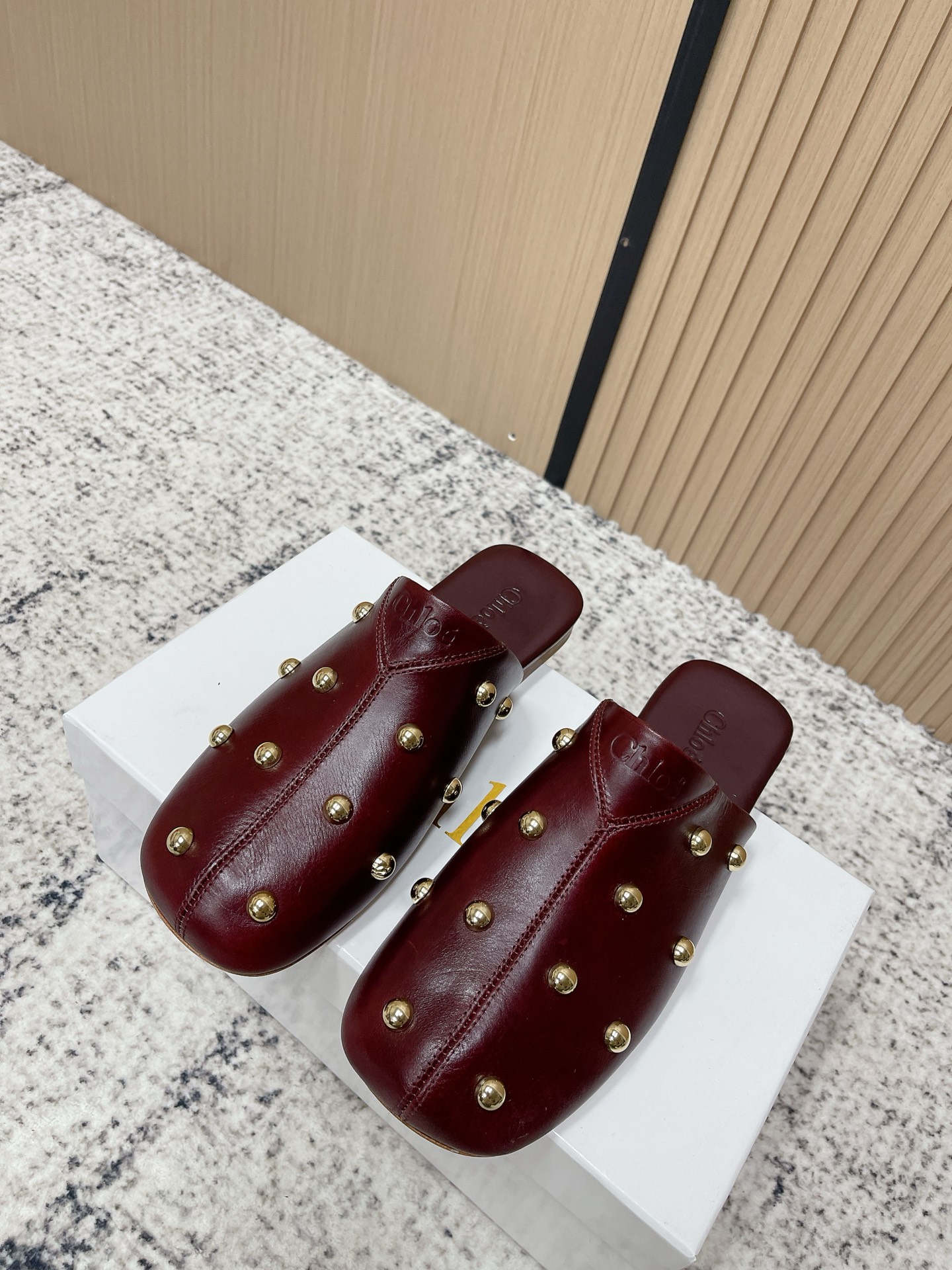 NO:787736,The top version of Chloe/Chloe Cleia26WF new metal ball square toe flat shoes outline a lazy and elegant style with French minimalism. The neat square toe modifies the foot shape. The warm matte leather fits the step and has a soft focus and high-end feel. The metal beads on the upper are scattered at random, unobtrusive but self-recognizable. The perfect fusion of retro and modern aesthetics. The flat bottom design takes into account comfort and posture. Comfortable for commuting, dating and traveling. Italian craftsmanship  The details show a sense of luxury and quality. The shallow lines are gentle and make the feet slimmer. It can be easily worn in skirts and trousers. A pair of versatile items with a Parisian relaxed look brings a high-end atmosphere to daily wear. It is low-key and refined and has a taste for timeless times. The fabric is made of original customized leather, the inner feet are all lambskin, and the genuine leather outsole imported from Italy  size35-39 (customized 40/41), half slippers, chloe, loewe, skirts, sheepskin, Leather soles19860909顶级版本 Chloe/蔻依Cleia26WF新品 金属圆珠方头平底单鞋 以法式极简勾勒慵懒优雅. 利落方头修饰脚型 温润哑光皮革贴合步履 自带柔焦高级感 鞋面金属圆珠错落点缀 不张扬却自带辨识度 将复古与现代审美完美融合. 平底设计兼顾舒适与姿态 通勤、约会、出行皆自在从容 意大利匠心工艺 细节处尽显奢品质感 浅口线条温柔显脚瘦 轻松驾驭裙装与裤装. 一双藏着巴黎式松弛的百搭单品 让日常穿搭自带高级氛围感 低调精致 越穿越有味道. 面料采用原版定制皮料 内里垫脚均为小羊皮 意大利进口真皮大底 size35-39（40/41定制）,半拖单鞋,chloe,loewe,skirts,sheepskin,Leather soles,Women's Shoes