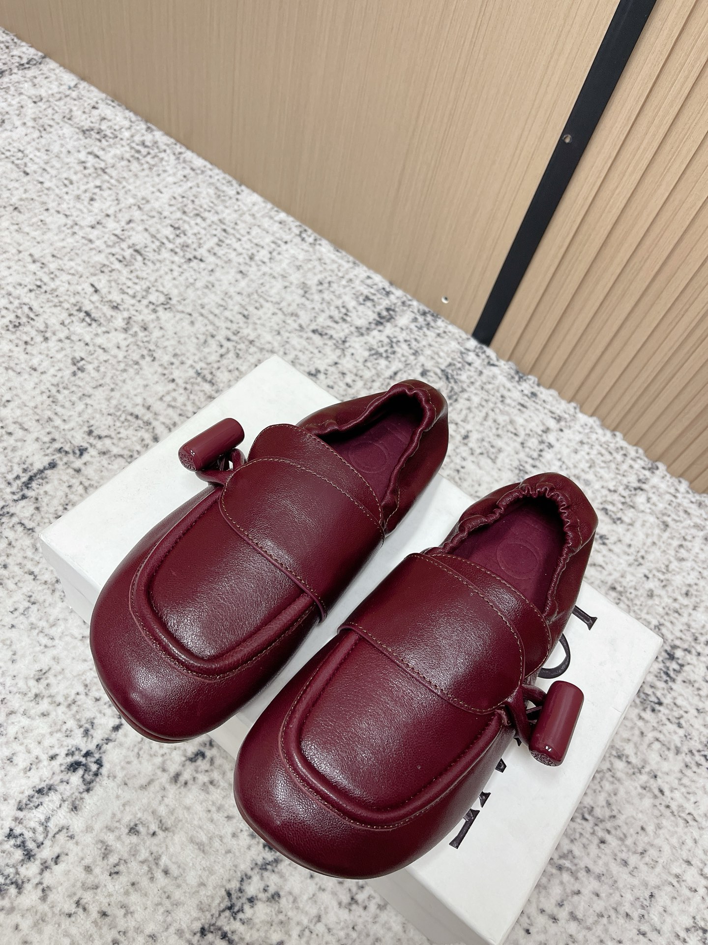 NO:787730,The top version of LOEWE's 2026 spring and summer new flat Mary Jane loafers. LOEWE's loafers are made of high-quality calfskin, with fine grain texture and perfect texture. Classic loafers design + side metal decoration, full of details, light and comfortable soles. Suitable for daily commuting or leisure. The lining is soft and not tiring to wear for a long time. The overall style is simple and elegant, and can be matched with jeans, casual pants or skirts, easily creating an elegant and casual style~ Size  35-39 (40 customized, non-refundable), loafers, loewe, loewe, loafers, mary jane, skirts, jeans, cowhide19860909顶级版本 LOEWE 罗意威 2026春夏新款 平底 玛丽珍 乐福鞋 LOEWE这款乐福鞋采用优质小牛皮,颗粒纹理细腻,质感满分 经典乐福设计+侧边金属装饰,细节感十足,鞋底轻便舒适. 日常通勤或休闲都很适合.内衬柔软,长时间穿也不累.整体简约大方,百搭牛仔裤、休闲裤或裙装,轻松打造优雅随性风格~ Size 35-39（40定做不退换）,乐福鞋,loewe,loewe,loafers,mary jane,skirts,jeans,cowhide,Women's Shoes