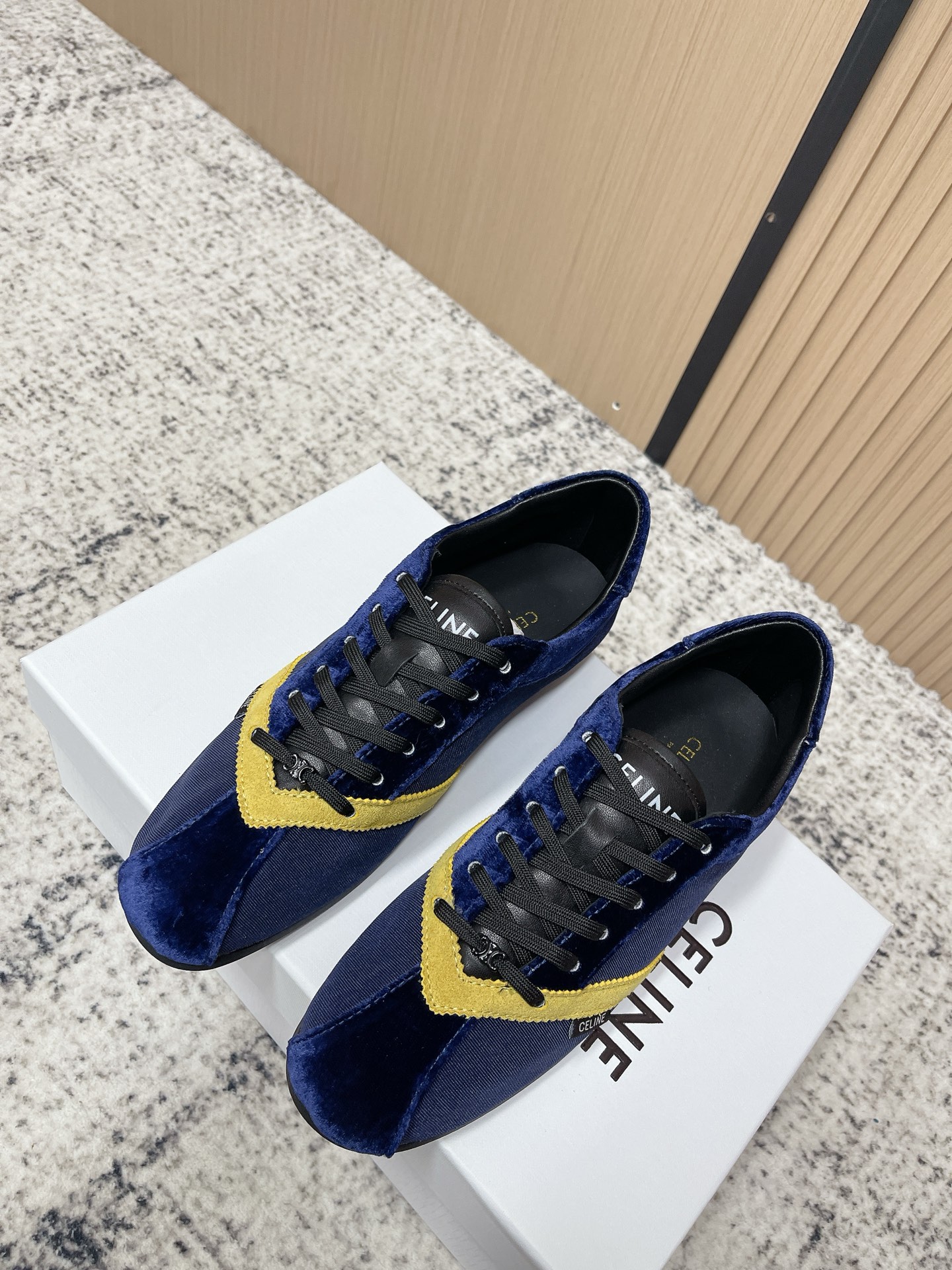 NO:787728,Top version Celine·Vintage velvet moral training shoes·Sports shoes | The ultimate expression of Celine's retro aesthetics. The collision of velvet and contrasting colors, welding French laziness and retro sportiness to the feet. The velvet material comes with a soft light filter, which is delicate and gentle to the touch. Contrast color lines + iconic V-shaped trim, full of recognition, and you can instantly become a style blogger after putting on your feet.  The square-toe design modifies the foot shape, and the low-heeled flat sole combines comfort and style, making it suitable for commuting and going out on the street. Available in multiple colors: classic black, retro green, vitality white, and deep blue. You’ll want to wear every pair!  size35-40 (41 customized), casual shoes/sports shoes, celine, celine, sneakers19860909顶级版本 Celine赛琳·复古丝绒德训鞋·运动鞋｜Celine 复古美学的极致表达 丝绒与拼接撞色的碰撞,把法式慵懒和复古运动感焊在脚上 丝绒材质自带柔光滤镜,细腻触感显贵又温柔 撞色线条+标志性V型饰条,辨识度拉满,上脚秒变穿搭博主 方头设计修饰脚型,低跟平底兼顾舒适与腔调,通勤/出街都能hold住 多色可选经典黑、复古绿、元气白、深邃蓝,每一双都想all in！ size35-40（41定做）,休闲鞋/运动鞋,celine,celine,sneakers,Women's Shoes