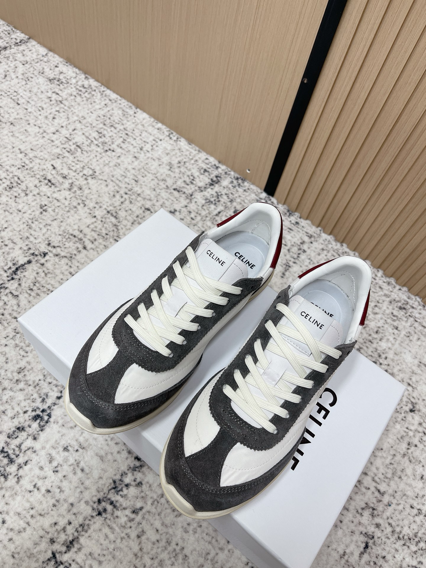 NO:787741,High version CELINE* Celine 2026ss new logo lace-up Forrest Gump shoes casual sports shoes white shoes simple and comfortable, clean and neat, versatile and slim legs, whether worn alone or paired with wide-leg pants, it is very easy to match, high street and retro together to make CELINE girls. Upper imported cow suede/mesh cloth lining sheepskin lining outsole original 1:1 open molded outsole  Size 35-40 (40. Customized, non-refundable), casual shoes/sports shoes, celine, celine, sneakers, sheepskin19860909高版本 CELINE*思琳赛琳 2026ss新款徽标系带阿甘鞋休闲运动鞋小白鞋 简单舒服,干净利落,百搭显腿细,无论是单穿还是搭配阔腿裤,都非常好搭,高街又复古一起来做CELINE女孩 鞋面进口牛反绒/网布 内里羊皮内里 大底原版1:1开模大底 码数35-40（40.订做不退换）,休闲鞋/运动鞋,celine,celine,sneakers,sheepskin,Women's Shoes