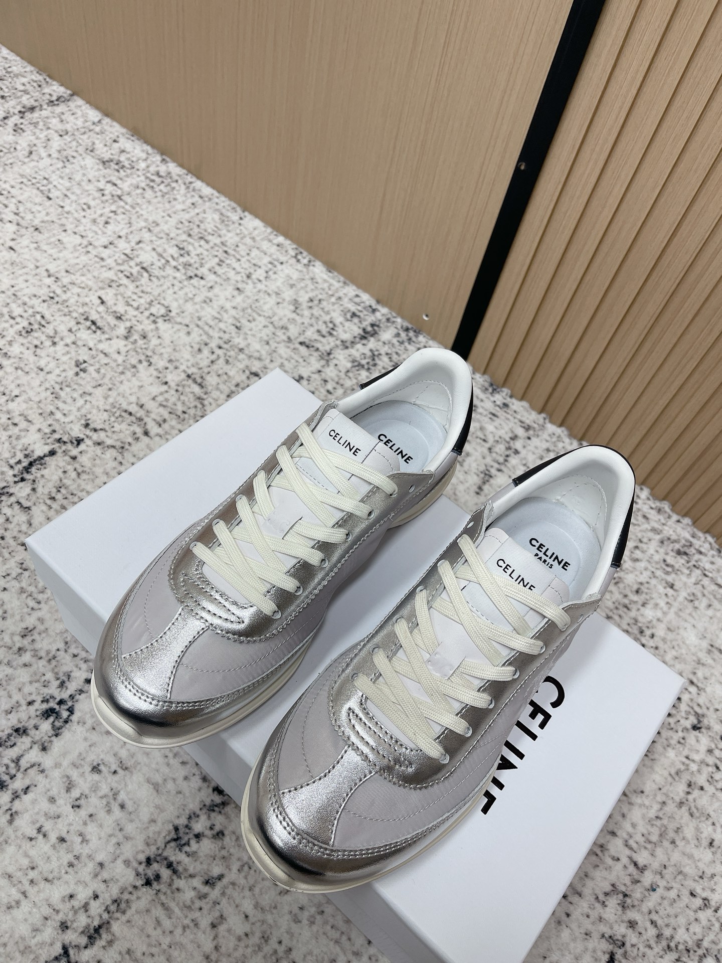 NO:787743,High version CELINE* Celine 2026ss new logo lace-up Forrest Gump shoes casual sports shoes white shoes simple and comfortable, clean and neat, versatile and slim legs, whether worn alone or paired with wide-leg pants, very easy to match, high street and retro together to make CELINE girls. Upper imported cowhide/mesh cloth lining sheepskin lining outsole original 1:1 open molded outsole  Size 35-40 (40. Customized, non-refundable), casual shoes/sports shoes, celine, celine, sneakers, cowhide, sheepskin19860909高版本 CELINE*思琳赛琳 2026ss新款徽标系带阿甘鞋休闲运动鞋小白鞋 简单舒服,干净利落,百搭显腿细,无论是单穿还是搭配阔腿裤,都非常好搭,高街又复古一起来做CELINE女孩 鞋面进口牛皮/网布 内里羊皮内里 大底原版1:1开模大底 码数35-40（40.订做不退换）,休闲鞋/运动鞋,celine,celine,sneakers,cowhide,sheepskin,Women's Shoes