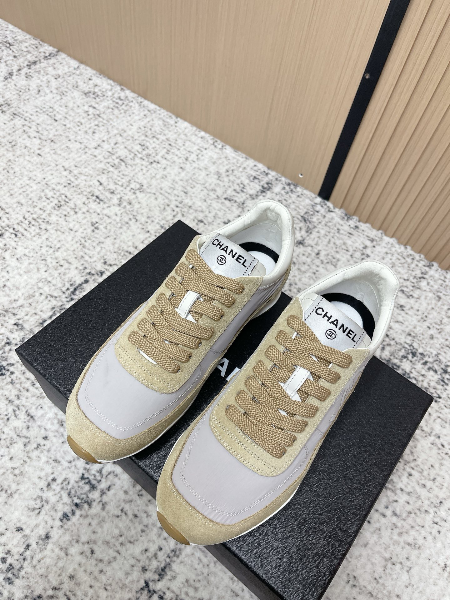 NO:787745,The top version of CHANEL 26p spring and summer new sports shoes is available on the official website at the same time. The counters are out of stock. Major bloggers are promoting the new styles on social days. This season’s new models are simply eye-catching. They are delicate and smart on the feet and are very good-looking. The casual casual sports style is cool and natural. It interprets Chanel’s fashionable femininity. The overall customization makes all the sports shoes on the market at that time obsolete. This series is now available for sale!  Upper made of custom imported pebbled calfskin, custom imported canvas fabric, lining, original one-to-one professionally customized lambskin outsole, original custom molded TPU combination outsole, original full set of molds (not common in the market), women's model 35-41 (customized for 40, 41), casual shoes/sports shoes, chanel, chanel, sneakers, cowhide, sheepskin19860909顶级版本 CHANEL 26p春夏新款运动鞋 官网同步上 专柜断货王 各大博主社交日推款,这季新款简直闭眼入,上脚秀气灵动狂好看,率性的休闲运动风,飒爽又自然,演绎香奈儿的时髦女性气质,整体定制令当时市面上的所有运动款变得过时,本系列现已登陆发售！ 鞋面 采用定制进口荔枝纹小牛皮定制进口帆布面料 内里 原版一比一专业定制小羊皮 大底 原版定制开模TPU组合大底 原版全套开模 (非市场通用) 女款35-41（40、41定做),休闲鞋/运动鞋,chanel,chanel,sneakers,cowhide,sheepskin,Women's Shoes