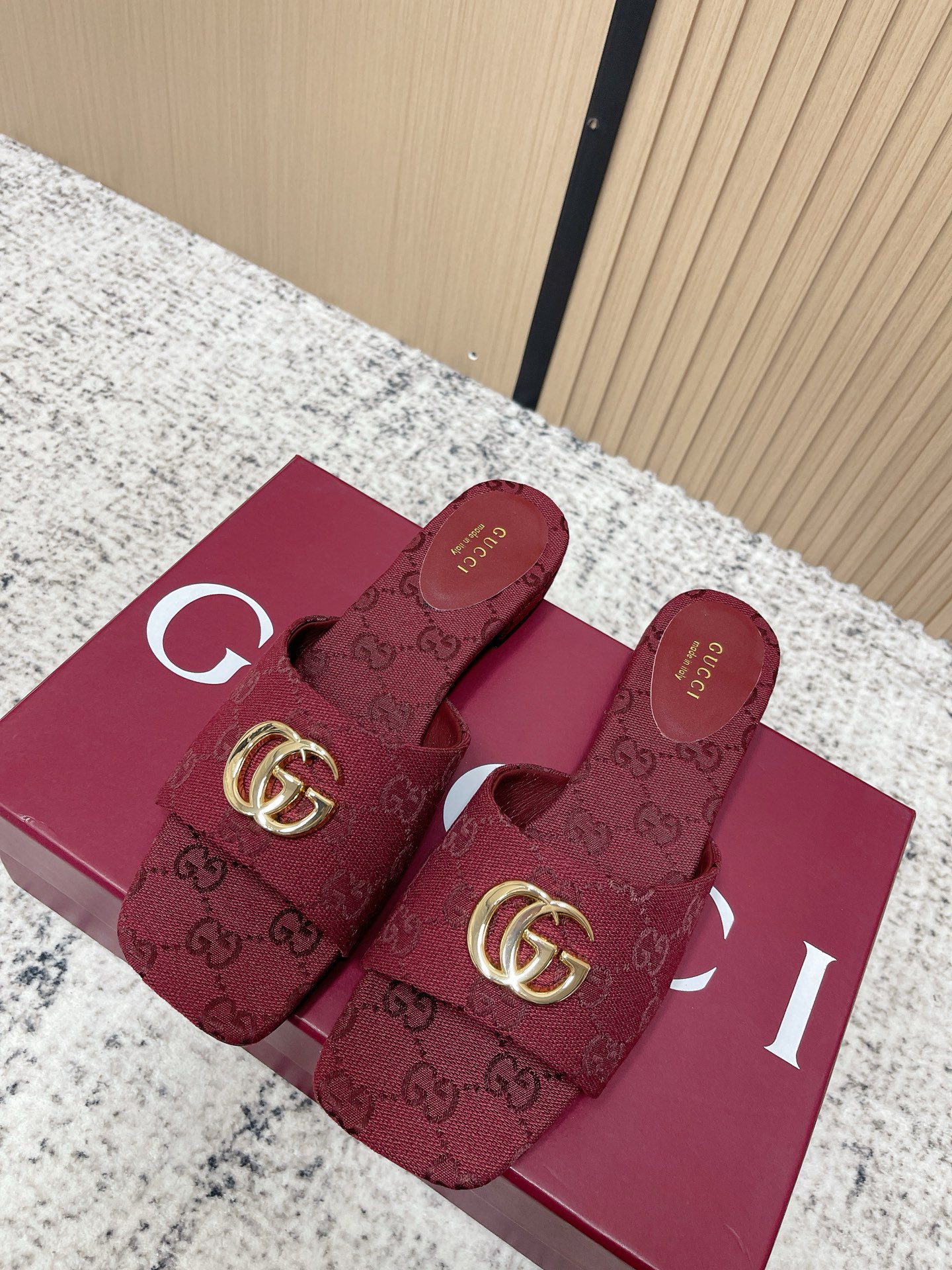 NO:761168,Purchasing-grade Gucci 2026 spring and summer new style GG metal buckle flat high-heeled slippers Gucci GG metal buckle slippers, black suede + gold double G metal buckle, simple and highly recognizable. Strap-flop design, thick heel structure, very comfortable for daily wear or leisure. The sole is wear-resistant rubber, with perfect anti-slip power, which can be easily used for commuting and vacation~  Retro style, versatile skirts and jeans, easily enhance your look, it is a practical and fashionable fashion item!  Size 35-39 (40.41. Customized items cannot be returned or exchanged), slippers, gucci, gucci, slippers, skirts, jeans19860909代购级 Gucci古驰 2026春夏新款 GG金属扣 平底 高跟拖鞋 Gucci GG金属扣拖鞋,黑色绒面+金色双G金属扣,简约又超有辨识度 一字拖设计,粗跟结构,日常外穿或休闲都很舒适.鞋底是耐磨橡胶,防滑力满分,通勤、度假都能轻松驾驭～ 复古风格,百搭裙装、牛仔裤,轻松提升造型感,是实用又时髦的时尚单品！ Size 35-39（40.41.定做不退换）,拖鞋,gucci,gucci,slippers,skirts,jeans,Women's Shoes