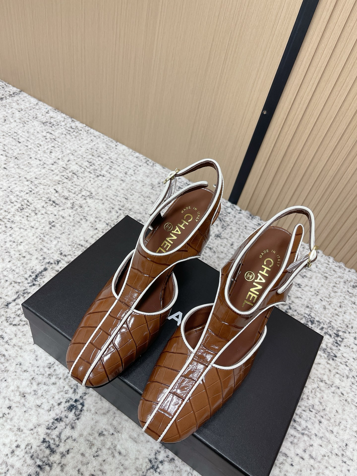 NO:761161,Purchasing agent CHANE*2026 Chanel early spring hot-selling braided Mary Jane toe shoes and sandals, perfect for your own use!  !  Much more comfortable than the classic Slingback!  Every color is a whitening tool that makes your feet look whiter! So cute! Another popular fragrance~ Material: embossed cowhide, original sheepskin lining, outsole, genuine leather sole, size: 35-39/(40/41 customized, non-returnable, non-exchangeable), mary jane, chanel, chanel, sandals, mary jane, cowhide, sheepskin19860909代购级 CHANE*2026香奈儿早春爆品编织玛丽珍包头单鞋凉鞋 妥妥的自留款！！比经典款Slingback舒服太多啦！每个颜色上脚都很显白 的显白利器!好嗲啊!又是火爆的小香~ 材质压纹牛皮 内里原版内里羊皮 大底真皮鞋底 码数:35-39/(40/41定制不退不换),玛丽珍,chanel,chanel,sandals,mary jane,cowhide,sheepskin,Women's Shoes