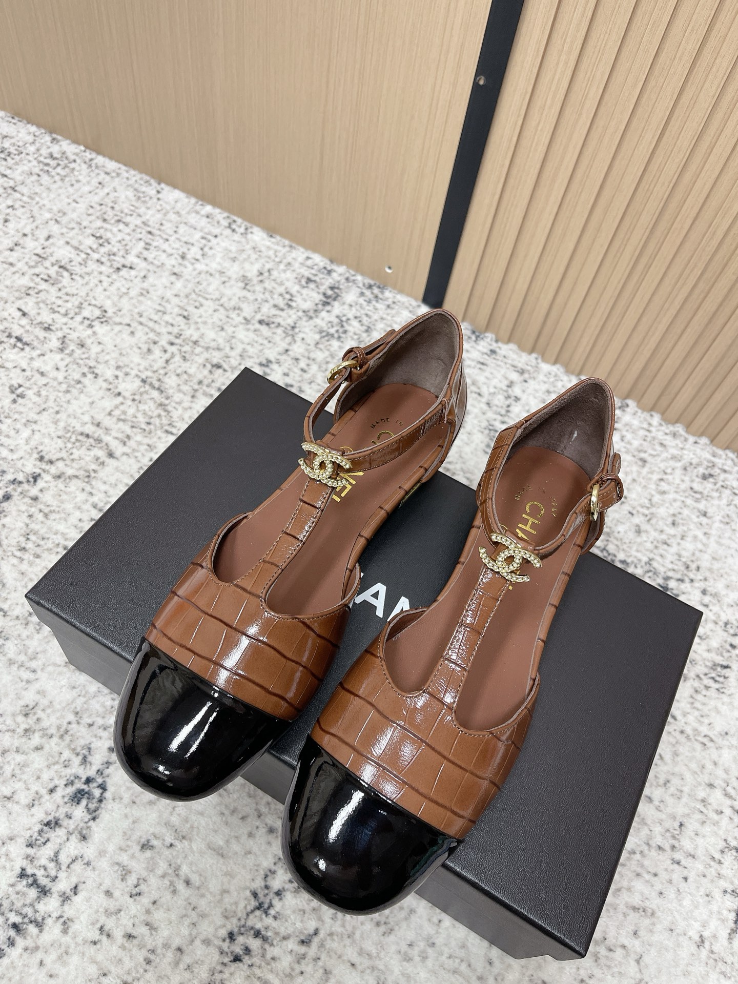 NO:761154,Purchasing agent CHANE*2026 Chanel early spring hot-selling braided Mary Jane toe shoes and sandals, perfect for your own use!  !  Much more comfortable than the classic Slingback!  Every color is a whitening tool that makes your feet look whiter! So cute! Another popular fragrance~ Material: embossed cowhide, original sheepskin lining, outsole, genuine leather sole, size: 35-39/(40/41 customized, non-returnable, non-exchangeable), mary jane, chanel, chanel, sandals, mary jane, cowhide, sheepskin19860909代购级 CHANE*2026香奈儿早春爆品编织玛丽珍包头单鞋凉鞋 妥妥的自留款！！比经典款Slingback舒服太多啦！每个颜色上脚都很显白 的显白利器!好嗲啊!又是火爆的小香~ 材质压纹牛皮 内里原版内里羊皮 大底真皮鞋底 码数:35-39/(40/41定制不退不换),玛丽珍,chanel,chanel,sandals,mary jane,cowhide,sheepskin,Women's Shoes