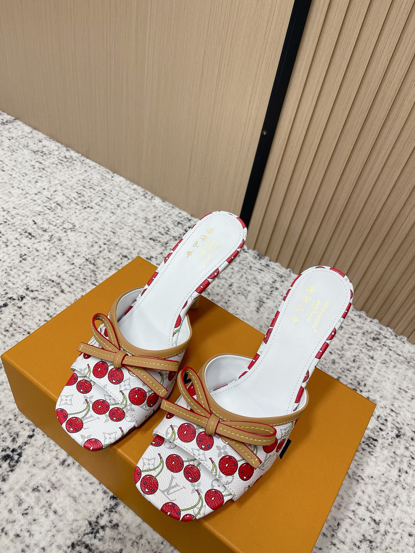 NO:787729,Top version LV 26c new arrival～presbyopia high heels  This pair is Louis Vuitton's classic colorful presbyopic Mule high-heeled shoes. The upper uses the iconic MonogramMulticolor pattern, with beige bow decoration and stiletto heel design, which combines luxury and feminine charm. The shoe type is an open-toe Mule style, suitable for spring and summer wear, which is both elegant and playful. Whether it is daily commuting, dating or party occasions, it can be easily controlled and is the finishing touch to enhance the overall look. The upper is cowhide leather and the outsole is imported from Italy.  Heel height 5.5/9.5cm size: 35-41 (customized 40 41), high heels sandals, louis vuitton, louis vuitton, sandals, high heels, cowhide, Leather soles19860909顶级版本 LV 26c new arrival～老花高跟鞋 这双是LouisVuitton经典的彩色老花穆勒高跟鞋,鞋面采用标志性的MonogramMulticolor图案,搭配米色蝴蝶结装饰和细高跟设计,兼具奢华感与女性魅力.鞋型为露趾穆勒款,适合春夏季节穿搭,既优雅又不失俏皮.无论是日常通勤,约会还是派对场合,都能轻松驾驭,是提升整体造型质感的点睛之笔. 鞋面牛皮 大底意大利进口真皮大底 跟高5.5/9.5cm size:35-41（40 41定做）,高跟鞋凉鞋,louis vuitton,louis vuitton,sandals,high heels,cowhide,Leather soles,Women's Shoes