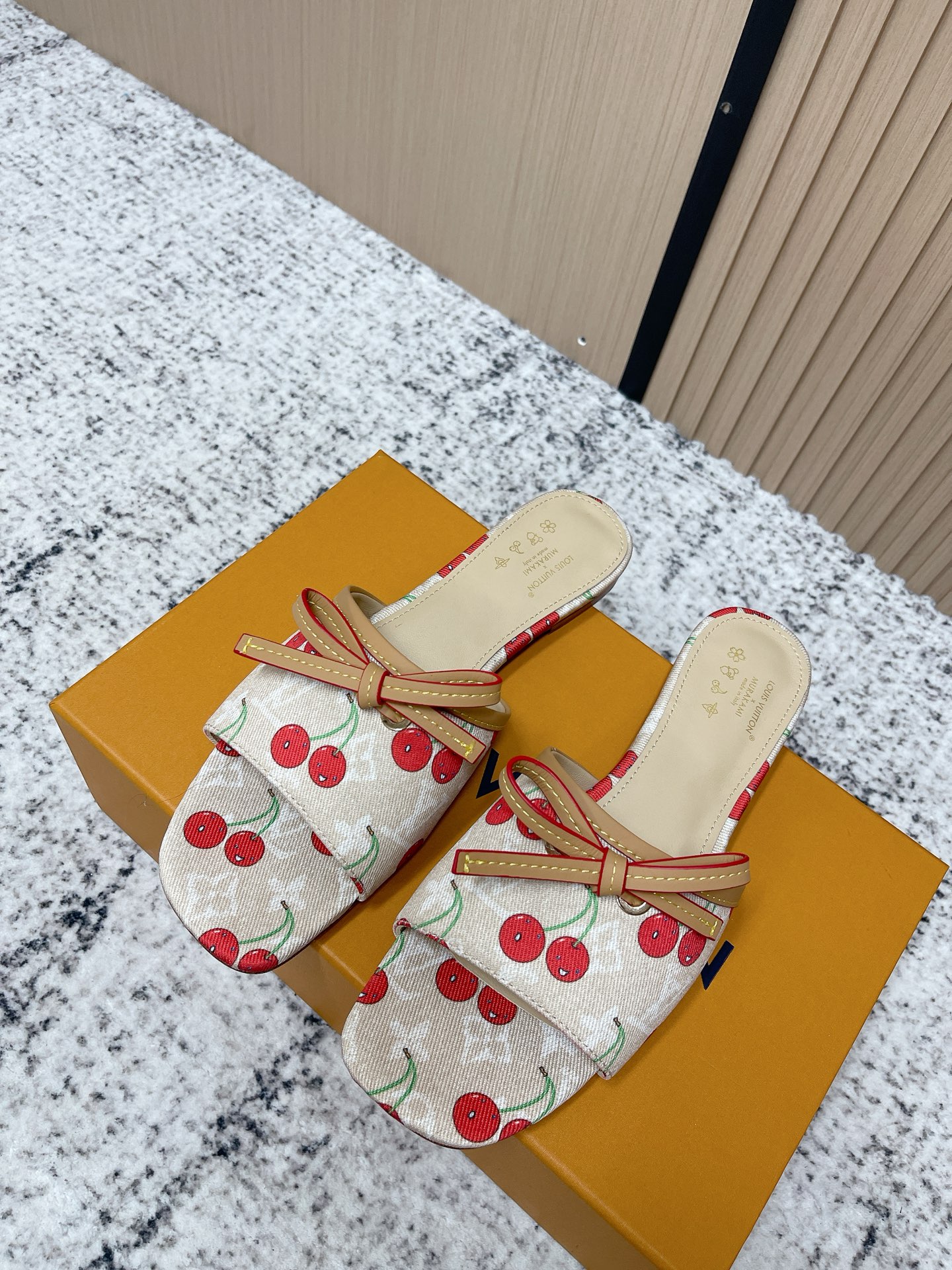 NO:761150,Top version LV 26c new arrival～presbyopia high heels  This pair is Louis Vuitton's classic colorful presbyopic Mule high-heeled shoes. The upper uses the iconic MonogramMulticolor pattern, with beige bow decoration and stiletto heel design, which combines luxury and feminine charm. The shoe type is an open-toe Mule style, suitable for spring and summer wear, which is both elegant and playful. Whether it is daily commuting, dating or party occasions, it can be easily controlled and is the finishing touch to enhance the overall look. The upper is cowhide leather and the outsole is imported from Italy.  Heel height 5.5/9.5cm size: 35-41 (customized 40 41), high heels and slippers, louis vuitton, louis vuitton, high heels, slippers, cowhide, Leather soles19860909顶级版本 LV 26c new arrival～老花高跟鞋 这双是LouisVuitton经典的彩色老花穆勒高跟鞋,鞋面采用标志性的MonogramMulticolor图案,搭配米色蝴蝶结装饰和细高跟设计,兼具奢华感与女性魅力.鞋型为露趾穆勒款,适合春夏季节穿搭,既优雅又不失俏皮.无论是日常通勤,约会还是派对场合,都能轻松驾驭,是提升整体造型质感的点睛之笔. 鞋面牛皮 大底意大利进口真皮大底 跟高5.5/9.5cm size:35-41（40 41定做）,高跟鞋拖鞋,louis vuitton,louis vuitton,high heels,slippers,cowhide,Leather soles,Women's Shoes