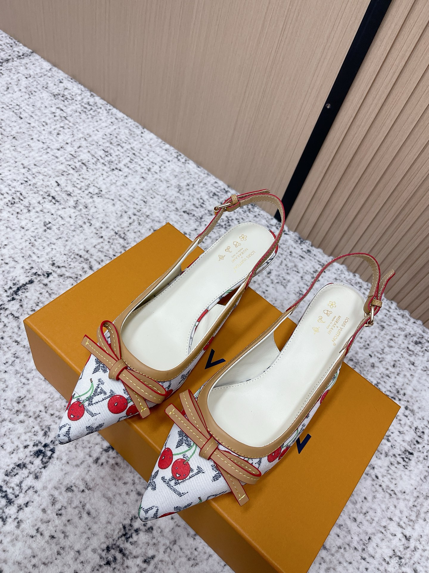 NO:787731,Top quality louis vuitton ss26 new arrival~ LV.2026 spring and summer series｜New pointed-toe high-heeled shoes. The small pointed toe is matched with a hollow leather strip and a small square buckle to adjust the elasticity. The LV hardware 'logo' is decorated with embellishments. The details and texture are particularly high-end!  The sharp styling effect is a visual feast that cannot conceal the elegance of LV. The 4.5cm kitten heel is just right, easy to wear, comfortable, sexy and exquisite~ Grade A sheepskin lining is soft and breathable. Genuine leather outsole imported from Italy. Heel height 4.5cm. Easy to wear and not tiring. Size35-39 (customized at 40.41, non-refundable), high-heeled sandals, louis vuitton, louis vuitton, sandals, high heels, sheepskin, Leather soles19860909顶级品质 louis vuitton ss26 new arrival～ LV.2026春夏系列｜尖头高跟鞋新品 鹰嘴小尖头搭配镂空皮条小方扣可调节松紧, Lv五金 “logo”饰以点缀,细节质感特别的高级！犀利的造型效果视觉盛宴难以掩饰lv的优雅气质刚刚好的4.5cm小猫跟,好穿舒适性感精致绝伦～ 内里垫脚A级羊皮 柔软透气 意大利进口真皮大底 跟高4.5cm 好穿不累脚 Size35-39（40.41定制不退换）,高跟鞋凉鞋,louis vuitton,louis vuitton,sandals,high heels,sheepskin,Leather soles,Women's Shoes