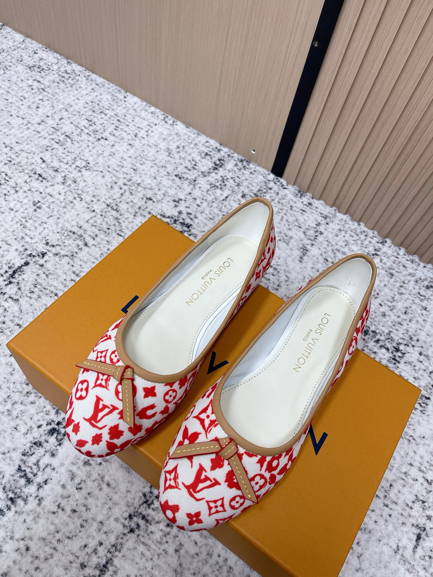 NO:787726,The top version of LV Louis Vuitton's latest flat shoes for spring and summer 2026. There are many stars and Internet celebrities. Absolutely versatile and elegant style. The color embellishment on the classic presbyopia is simple and unsimple, the least picky and the most age-restricted shoe. The upper is very comfortable. The upper is imported calfskin presbyopia. Mixed sheepskin lining. Italian genuine leather outsole Size 35-39 (40.41 custom-made), ballet shoes, louis vuitton, louis  vuitton,flats,cowhide,sheepskin,Leather soles19860909顶级版本 LV路易威登2026春夏最新款平底鞋超多明星网红种草 绝对百搭的优雅气质款 经典老花上配色点缀简单不简约最不挑人最不限年龄的一款鞋子 上脚非常舒适 鞋面进口小牛皮老花 混种羊皮里 意大利真皮大底Size35-39(40.41定做),芭蕾舞鞋,louis vuitton,louis vuitton,flats,cowhide,sheepskin,Leather soles,Women's Shoes