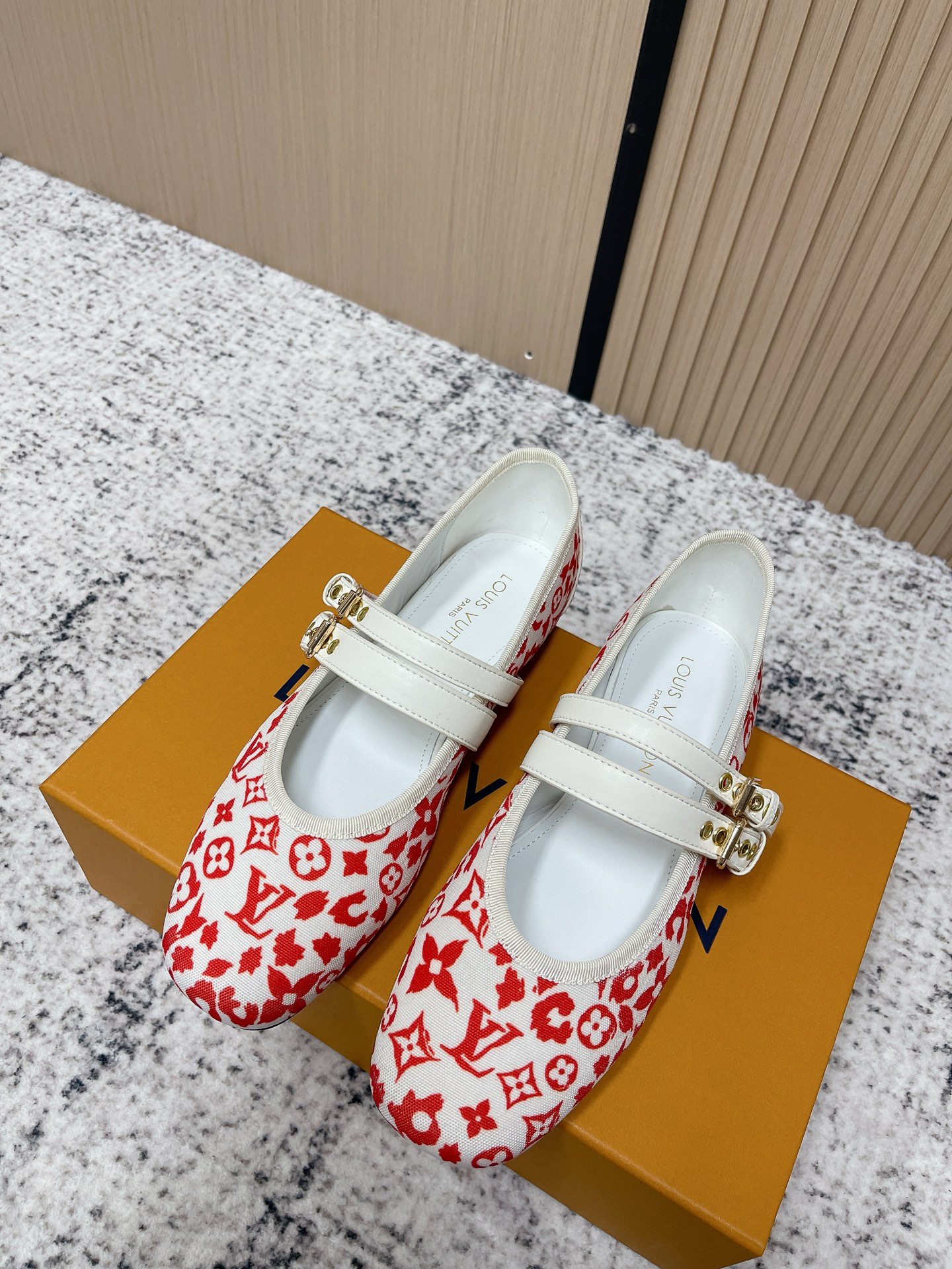 NO:787727,The top version of L*V Donkey Brand 26WF new double-strap Mary Jane shoes really hit my girly heart at first glance!  This pair of LV shoes directly welds elegance and girliness to your feet!  Retro and noble, it is wear-resistant and not easy to deform. The iconic double-strap design firmly fixes the ankle, and the metal buckle embellishes the details to show its exquisiteness. Whether it is paired with a college-style pleated skirt, a French floral skirt, or simple jeans, it can be easily held in place. The top of the foot instantly lengthens the leg line. Wear it for daily commuting, dating and shopping. It is both elegant and eye-catching. It is a 'versatile noble artifact' that makes you stay on top of fashion every step you take!  The fabric is made of original customized cowhide, the inner pads are all sheepskin, the genuine leather outsole imported from Italy size35-39 (customized 40/41), ballet shoes, louis vuitton, louis vuitton, mary jane, skirts, jeans, cowhide, sheepskin, Leather soles19860909顶级版本 L*V驴牌26WF新品双带玛丽珍鞋 真的是一眼就戳中了我的少女心！ 这双LV鞋直接把优雅与少女感焊在脚上！ 复古又显贵耐磨耐造还不易变形. 标志性的双带设计牢牢固定脚踝 搭配金属扣点缀细节处尽显精致. 无论是搭配学院风百褶裙、法式碎花裙,还是简约牛仔裤都能轻松hold住. 上脚瞬间拉长腿部线条,日常通勤、约会逛街穿它 既显气质又足够吸睛 妥妥的“百搭显贵神器” 让你每一步都走在时髦尖上！ 面料采用原版定制牛皮 内里垫脚均为羊皮 意大利进口真皮大底 size35-39（40/41定制）,芭蕾舞鞋,louis vuitton,louis vuitton,mary jane,skirts,jeans,cowhide,sheepskin,Leather soles,Women's Shoes