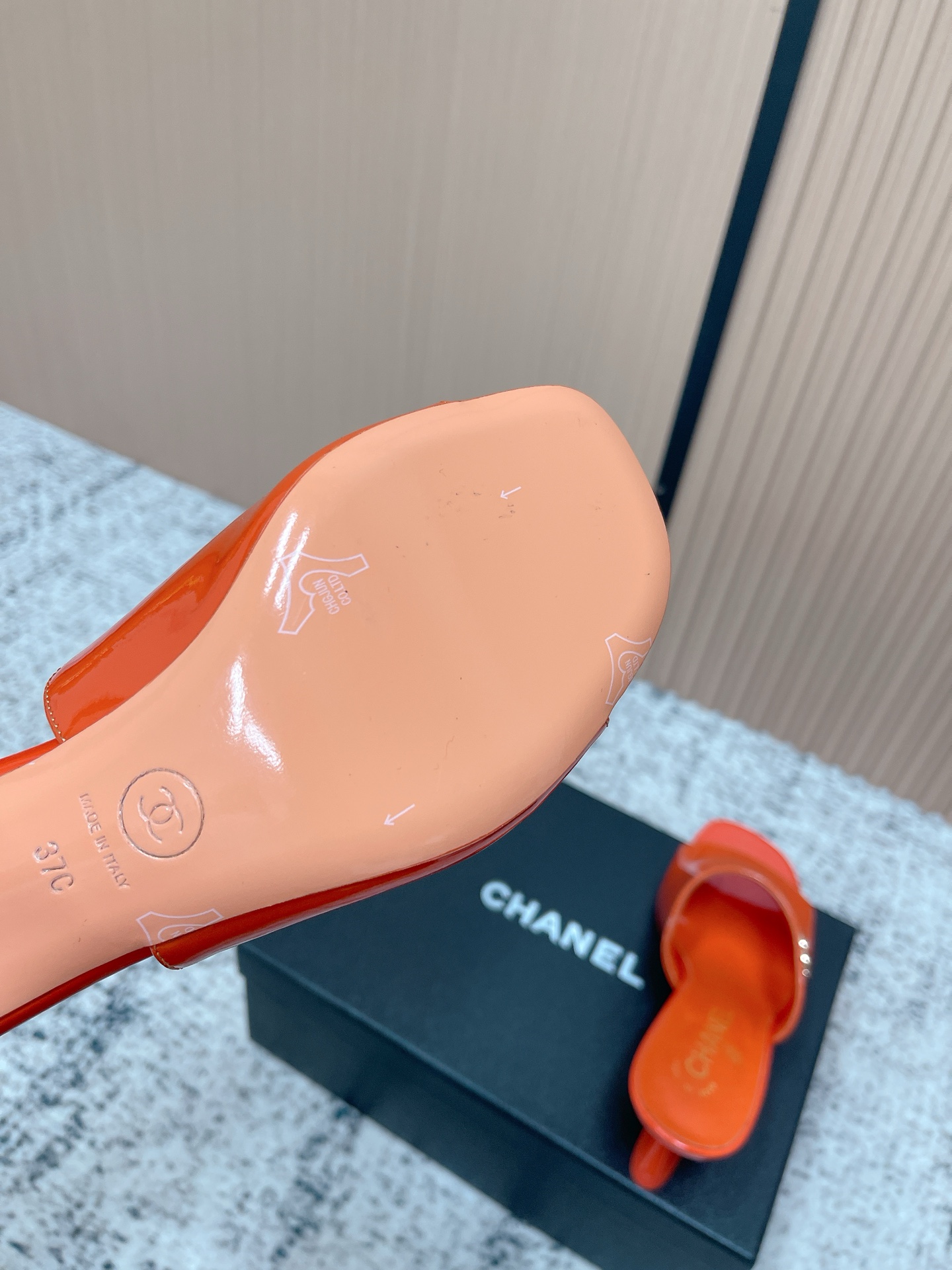 Chanel 香奈儿漆皮凉拖 意大利制造 鞋面光泽感强 搭配 双C金属标志 品牌辨识度超高 露趾设计+平底