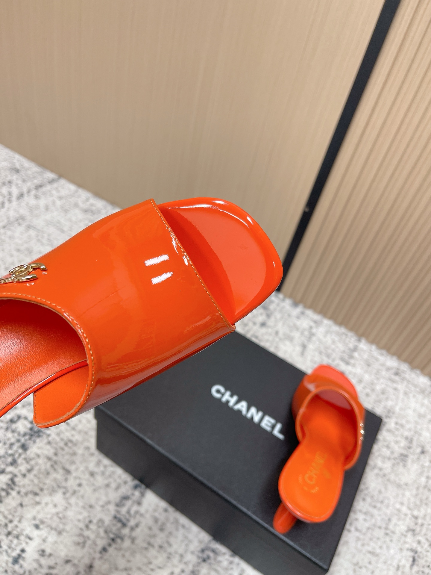 Chanel 香奈儿漆皮凉拖 意大利制造 鞋面光泽感强 搭配 双C金属标志 品牌辨识度超高 露趾设计+平底