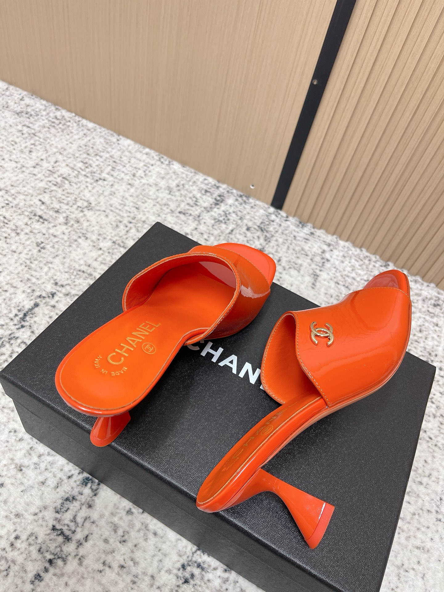 Chanel 香奈儿漆皮凉拖 意大利制造 鞋面光泽感强 搭配 双C金属标志 品牌辨识度超高 露趾设计+平底