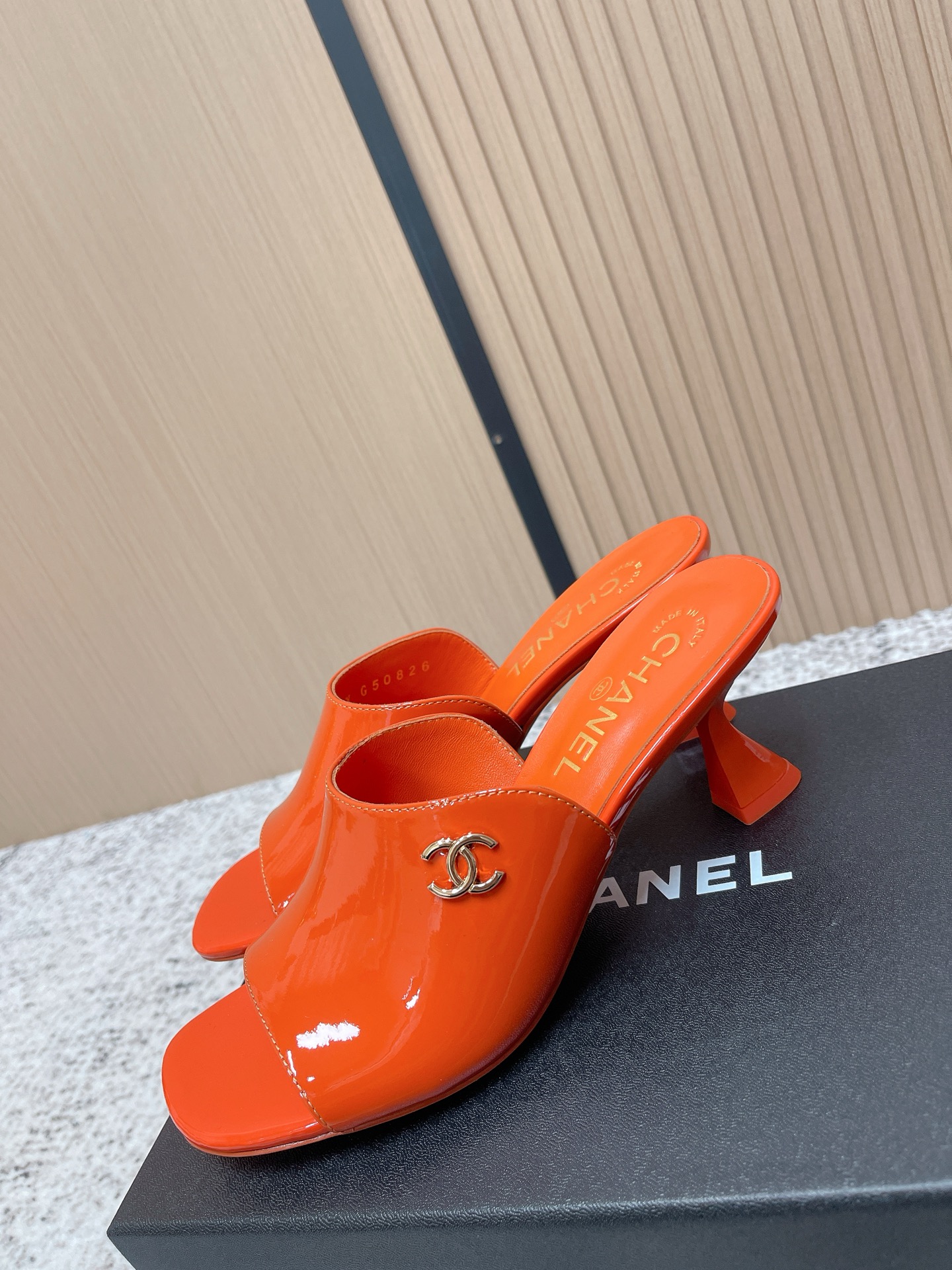 Chanel 香奈儿漆皮凉拖 意大利制造 鞋面光泽感强 搭配 双C金属标志 品牌辨识度超高 露趾设计+平底