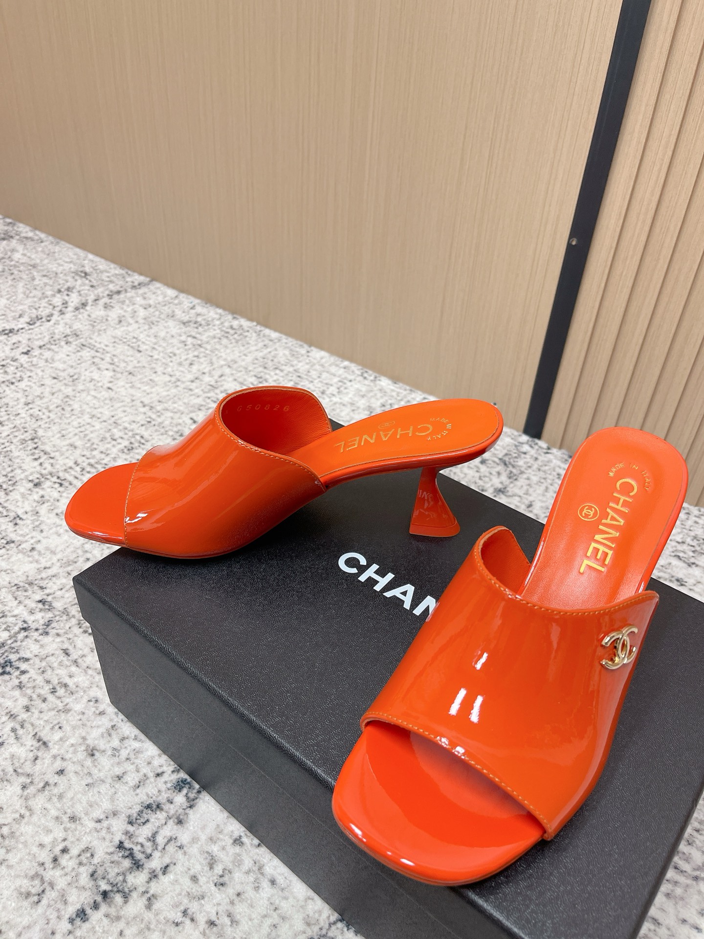 Chanel 香奈儿漆皮凉拖 意大利制造 鞋面光泽感强 搭配 双C金属标志 品牌辨识度超高 露趾设计+平底