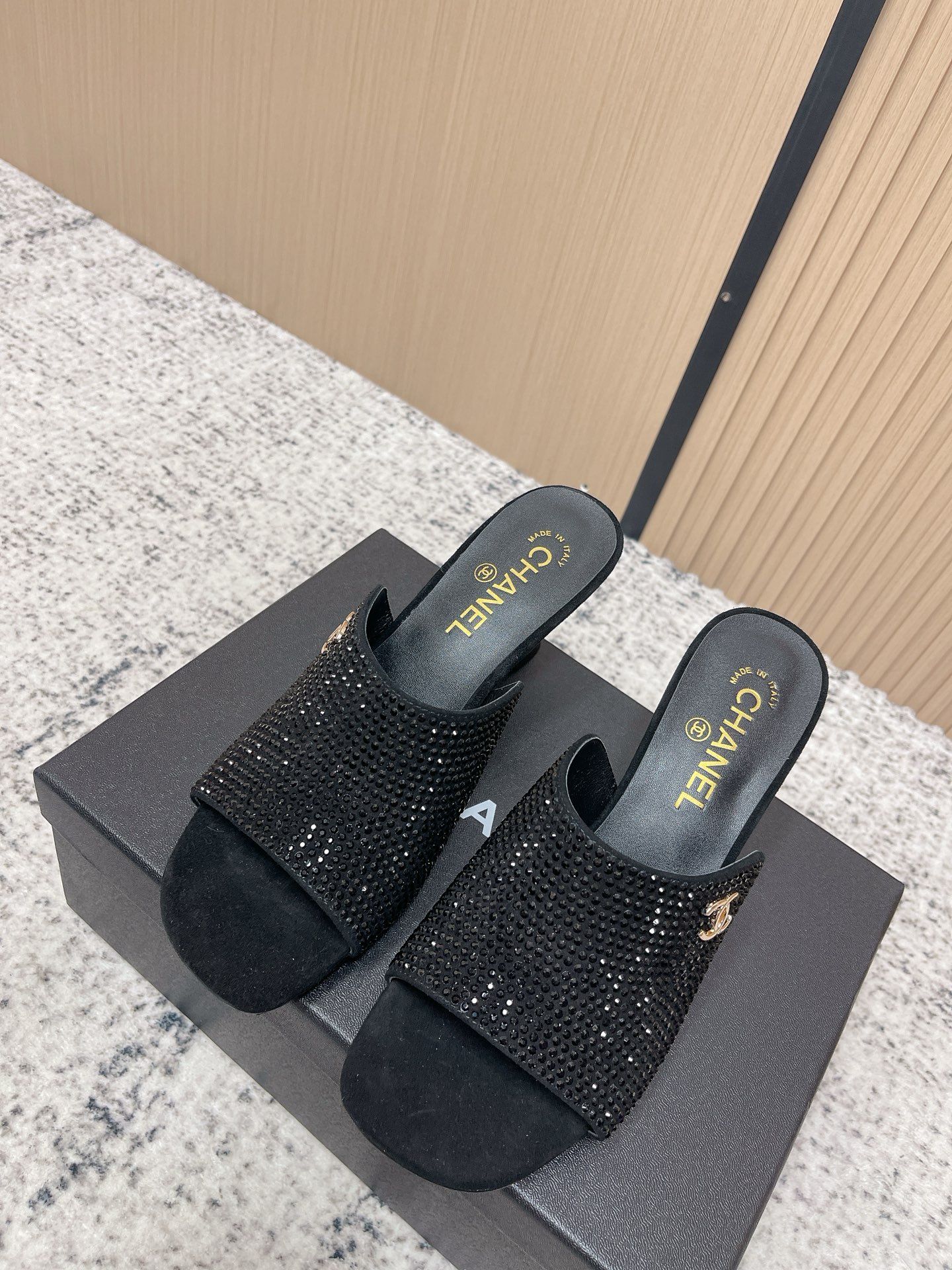 NO:787723,The top version of Chanel patent leather sandals, made in Italy, has a strong glossy upper and is paired with the classic double C metal logo, making the brand highly recognizable!  Open-toe design + flat bottom, super comfortable for daily wear, simple and fashionable, looks great with skirts or casual pants in summer. The inside of the shoes is marked with 'CHANEL' and origin information, so you can get the authentic identity!  size35-39 (customized at 40.41), high heels and slippers, chanel, chanel, high heels, slippers, skirts19860909顶级版本 香奈儿漆皮凉拖,意大利制造,鞋面光泽感强,搭配经典双C金属标志,品牌辨识度超高！露趾设计+平底,日常穿超舒适,简约又时尚,夏天搭裙装或休闲裤都很出彩N.鞋内标有“CHANEL”字样和产地信息,正品身份get！ size35-39（40.41定做）,高跟鞋拖鞋,chanel,chanel,high heels,slippers,skirts,Women's Shoes