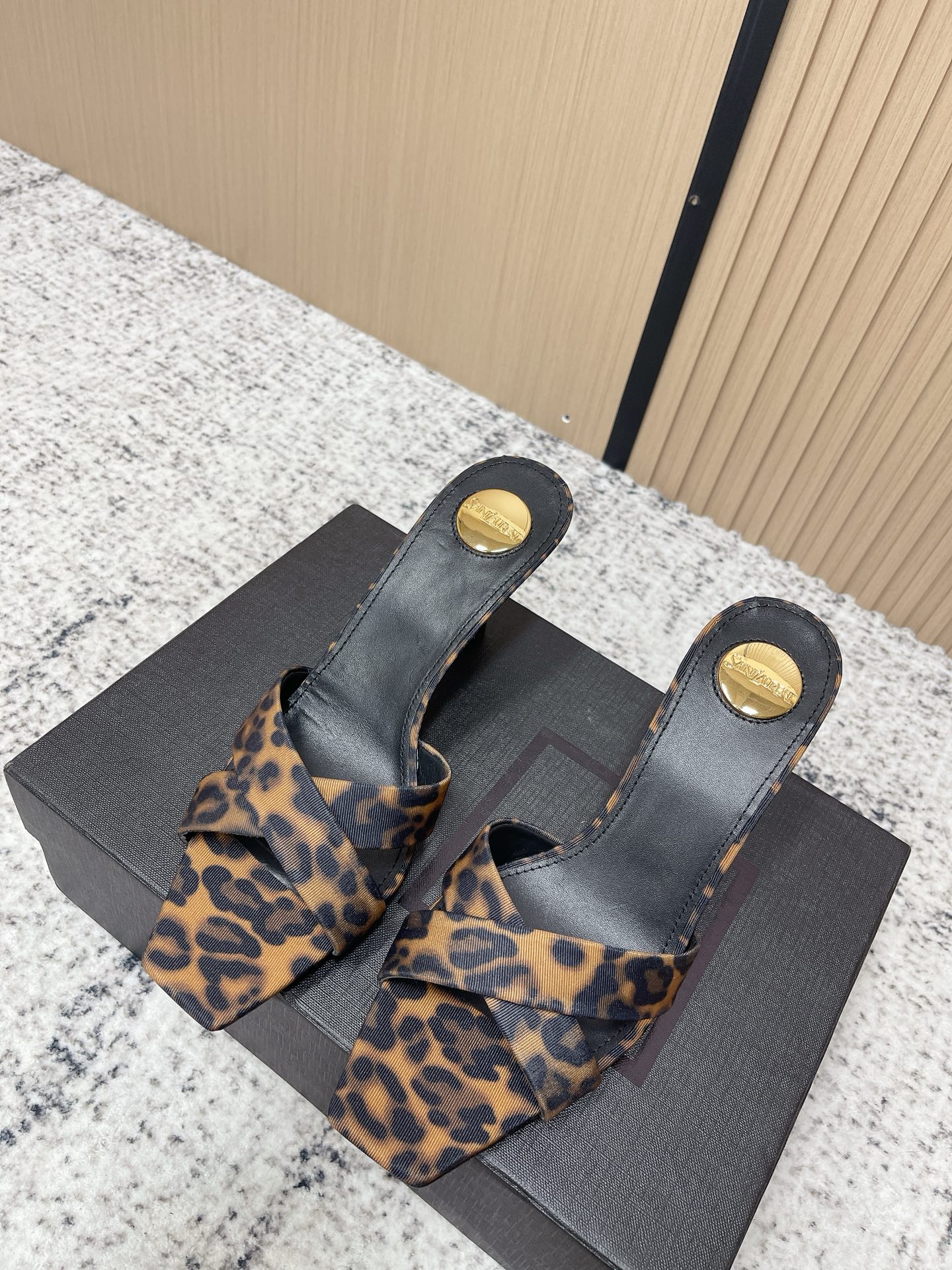 NO:787717,Top quality Saint Lauren* 26SS early spring new Yves Saint Laurent new satin high-heeled slippers Ysl satin square toe, cross straps outline neat lines, and the golden round mark is the low-key finishing touch. From the enthusiasm of rose to the wildness of leopard print, each pair tells a different emotion. This pair of shoes is your aura business card without words. Who knows!  These satin mules are so beautiful!  The square toe + cross-strap design is retro and fashionable, turning your feet into paper figures instantly. Whether it is paired with a suit or a mini skirt, it can easily create a sense of atmosphere and can be worn for commuting and dating!  When you need a sense of strength, wear it. The smoothness of satin collides with the sharpness of high heels. In every step, there is an undefined self. Today, it is the enthusiasm of rose red, the uninhibitedness of leopard print, and the way you feel most comfortable. Satin upper, sheepskin lining, Italian genuine leather outsole, heel height 7.5cm, size 35-41 (40, 41 customized, non-returnable), high-heeled shoes, slippers, saint  laurent,saint laurent,saint laurent,high heels,slippers,skirts,business suit,sheepskin,silk fabric,Leather soles19860909顶级品质 Saint Lauren* 26SS早春新款圣罗兰 新款绸缎面高跟拖鞋 Ysl缎面方头,交叉带勾勒出利落线条,金色圆标是低调的点睛之笔.从玫红的热烈到豹纹的野性,每一双都在诉说不同的情绪.这双鞋,是你无需言语的气场名片.谁懂啊！这双缎面穆勒鞋真的美到心巴上！方头+交叉带的设计,复古又时髦,上脚秒变纸片人. 不管是配西装还是小裙子,都能轻松拿捏氛围感,通勤约会都能穿！当你需要一点力量感,就穿上它.绸缎的柔滑与高跟的锐利碰撞,在每一步里,都藏着不被定义的自我.今天,是玫红的热烈,是豹纹的不羁,也是你最自在的模样. 鞋面绸缎 内里羊皮 鞋底意大利真皮大底 跟高7.5cm 码数35-41（40、41定制不退换）,高跟鞋拖鞋,saint laurent,saint laurent,saint laurent,high heels,slippers,skirts,business suit,sheepskin,silk fabric,Leather soles,Women's Shoes