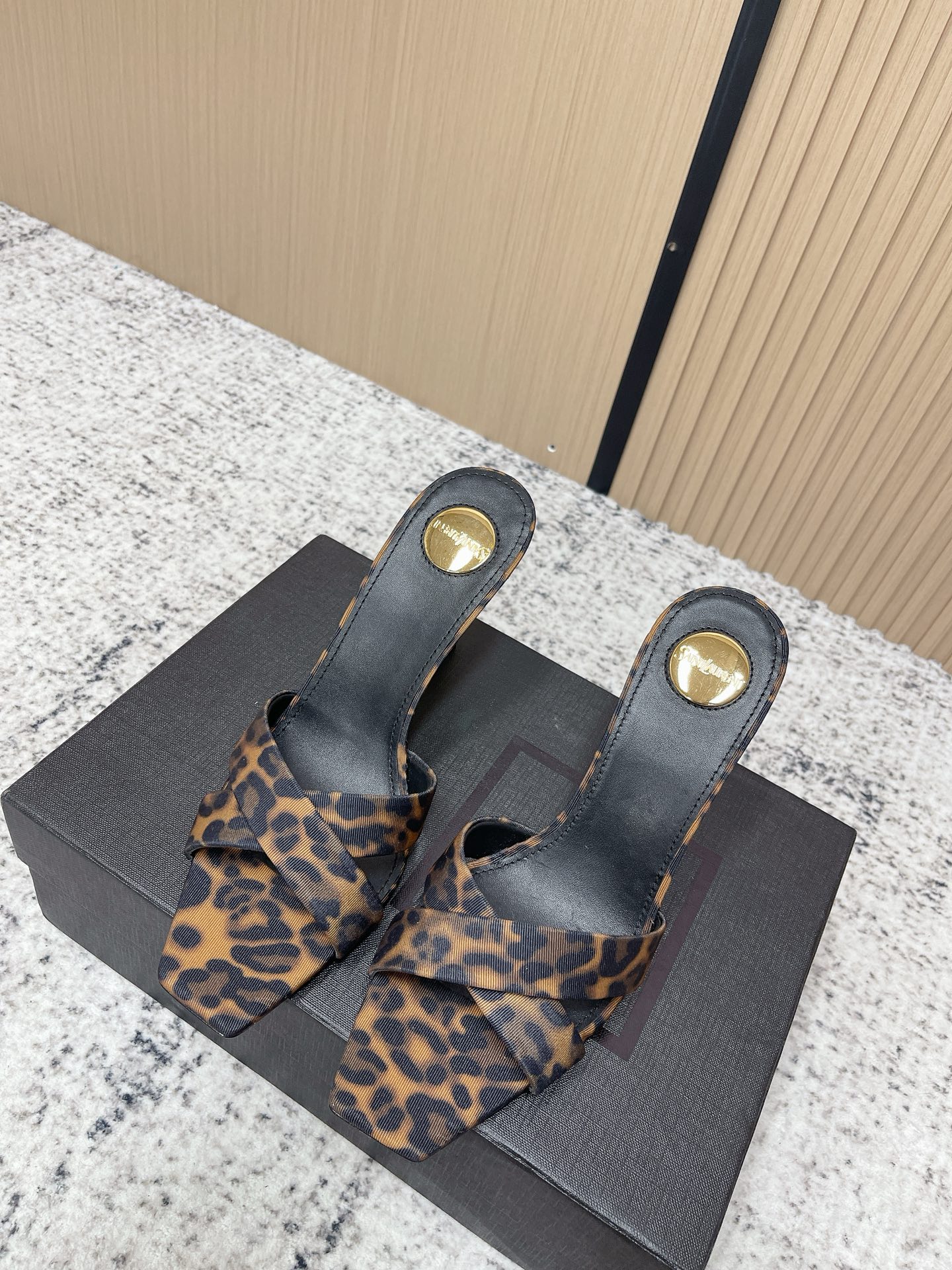 NO:787720,Top quality Saint Lauren* 26SS new model for early spring, Saint Laurent satin cross stilettos. The glossy satin is wrapped with cross lines, the square toe is neat and flatters the foot shape. The moment the stilettos stand on tiptoe, it is an elegant statement of full aura. The wildness of leopard print, the coolness of lake blue, the warmth of rose red, the tenderness of champagne... Each color is customized for different scenes. It is the focus of attention at parties, fatal romance when dating, and low-key edge when commuting.  The golden round buckle embellished the details, and the red-brown lining hides a delicate secret. When you step on it, you will be a heroine with its own soft light filter. Say goodbye to bulkiness and restraint, and use satin texture to unlock summer lightness. The cross-strap design cleverly modifies the foot shape, and the stilettos elongate the leg lines. From classic black to retro brown, from cool blue to warm rose red, a pair of shoes can instantly upgrade the basic outfit. Satin upper, sheepskin lining, Italian genuine leather outsole  Heel height 9.5cm, size 35-41 (40.41 customized, non-refundable), high heels and slippers, saint laurent, saint laurent, high heels, slippers, sheepskin, silk fabric, Leather soles19860909顶级品质 Saint Lauren* 26SS早春新款圣罗兰缎面交叉细高跟 光泽缎面缠绕出交叉线条,方头利落又修饰脚型, 细高跟踮起的瞬间,是气场全开的优雅宣言. 豹纹的野性、湖蓝的清冷、玫红的热烈、香槟的温柔……每一种色彩都为不同场景定制派对上是吸睛焦点,约会时是致命浪漫,通勤里是低调锋芒. 金色圆扣点缀细节,红棕内里藏着精致小心机, 踩上它,你就是自带柔光滤镜的女主角. 告别笨重与束缚,用缎面质感解锁夏日轻盈. 交叉绑带设计巧妙修饰脚型,细高跟拉长腿部线条,从经典黑到复古棕,从冷调蓝到热烈玫红, 一双鞋,就能让基础穿搭瞬间升级. 鞋面绸缎 内里羊皮 鞋底意大利真皮大底 跟高9.5cm 码数35-41（40.41定制不退换）,高跟鞋拖鞋,saint laurent,saint laurent,high heels,slippers,sheepskin,silk fabric,Leather soles,Women's Shoes