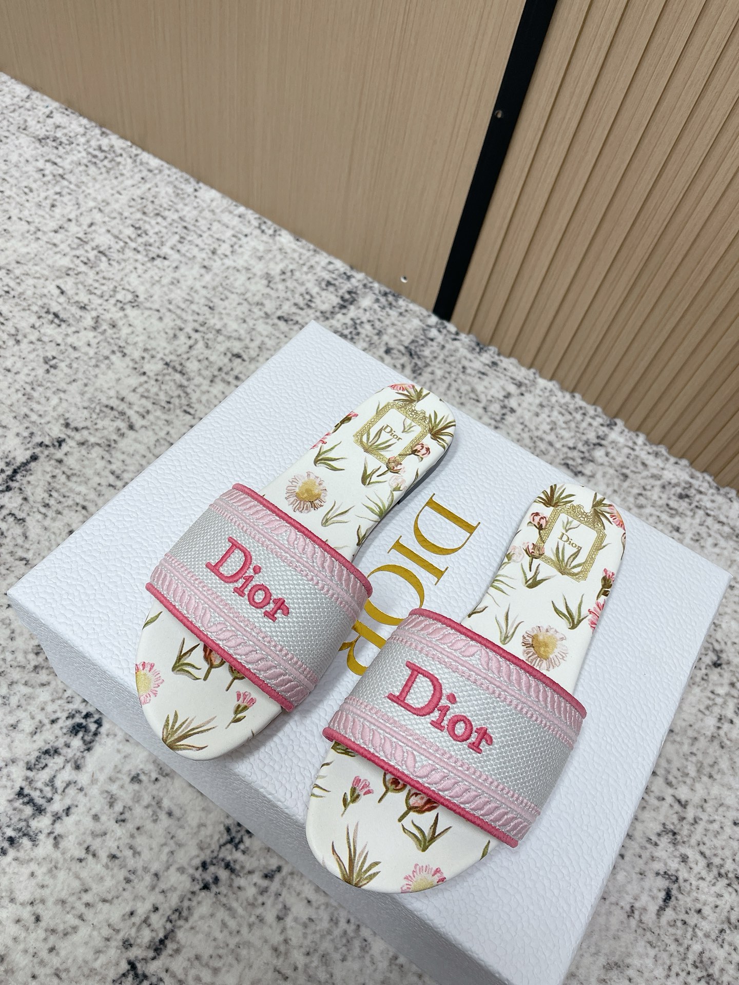 NO:787714,The top version of Dior 26/ss early spring lace embroidery slippers Dior 2026 spring and summer series slippers, denim blue Oblique embossing + white lace embroidery, exquisite and elegant. The wide upper design, the Dior logo is highly recognizable, the thick heel structure is comfortable and easy to walk, and can be easily used in daily life or vacation. Oblique embossing is a classic element of Dior, paired with lace embroidery, full of French romantic atmosphere!  The soles are lightweight and not tiring when worn for a long time. They are practical and fashionable. They are a must-have item for spring and summer ~ Fabric: lace embroidery Sole: Genuine leather sole Size: #35-41 (40.41 custom-made), slippers, dior, dior, slippers19860909顶级版本 Dior 迪奥 26/ss 早春 蕾丝刺绣 拖鞋 Dior 2026春夏系列拖鞋,牛仔蓝Oblique压纹+白色蕾丝刺绣,精致优雅.鞋面宽版设计,Dior标志超有辨识度,粗跟结构舒适好走,日常或度假都能轻松驾驭.Oblique压纹是Dior经典元素,搭配蕾丝刺绣,法式浪漫氛围感拉满！鞋底轻便,长时间穿也不累,实用又时髦,是春夏必入单品～ 面料: 蕾丝刺绣 鞋底: 真皮底 Size: #35-41 (40.41订做）,拖鞋,dior,dior,slippers,Women's Shoes