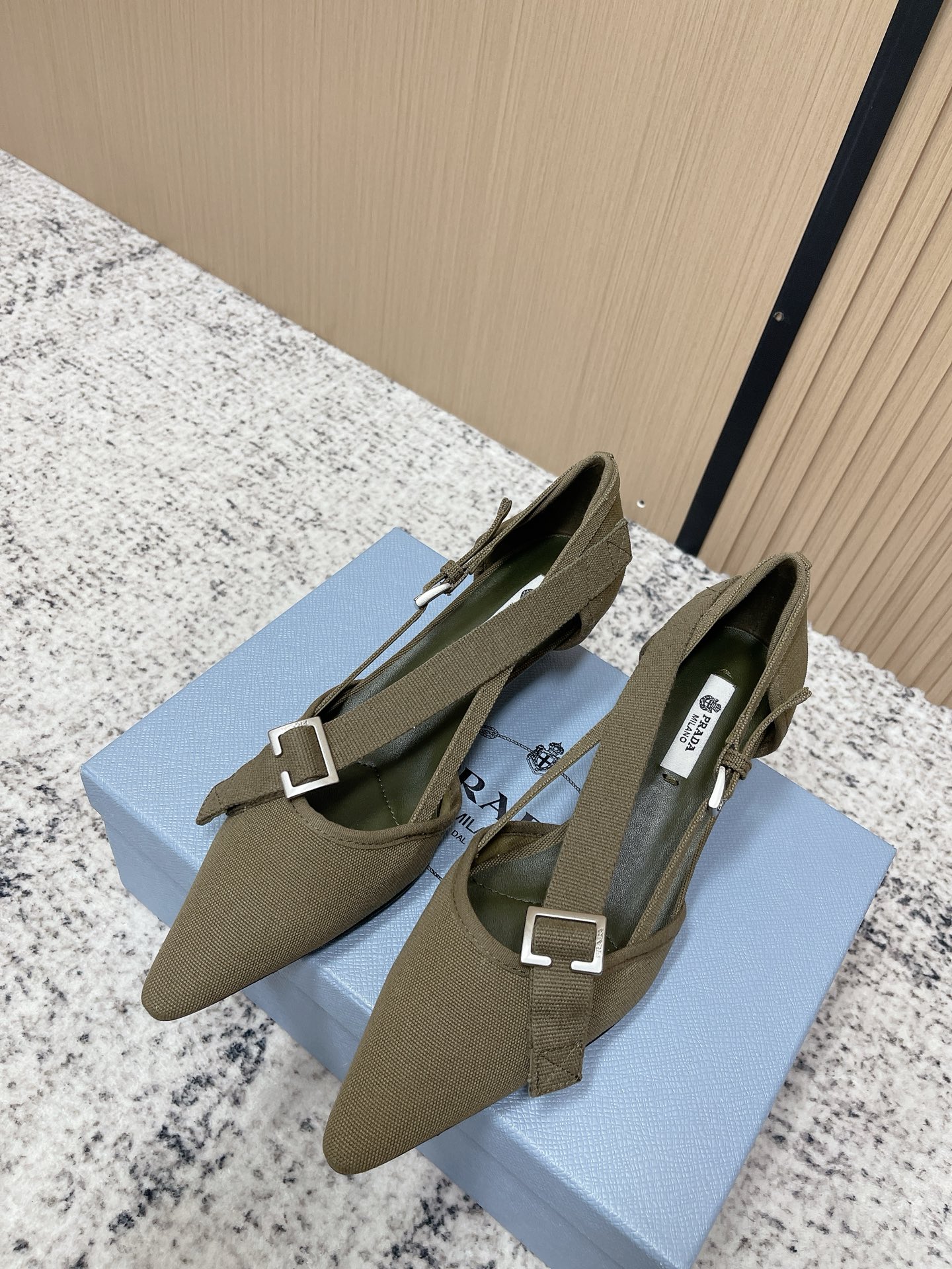 NO:787711,Purchasing agent level Prad*Prada 26/ catwalk style hollow belt buckle pointed toe shoes our high power show style high heels!  The contrast between canvas fabric and kitten heels will make people’s eyes shine!  Canvas fabric does not mean 'cheap'. Nowadays, everyone is pursuing exquisiteness and perfection. The sense of relaxation brought by canvas is an attitude towards life. It gets rid of the label of 'must be refined and elegant' for high heels, and has a casual and comfortable street feel. Heel height 4.5cm Size #35-40 (40 custom made, non-refundable), high heels, prada, prada, high heels19860909代购级 Prad*普拉达 26/ 走秀款 中空皮带扣 尖头单鞋 咱家的大幂幂穿过的秀款高跟鞋！帆布面料搭配小猫跟的反差感,会让人眼前一亮的感觉！帆布面料并不代表“廉价”, 当下人人都在追求精致完美,帆布带来的这种松弛感是对生活的一种态度.摆脱了高跟鞋“必须精致贵气”的标签,多了随性自在的街头感. 跟高4.5cm Size#35-40（40定做不退换）,高跟鞋单鞋,prada,prada,high heels,Women's Shoes