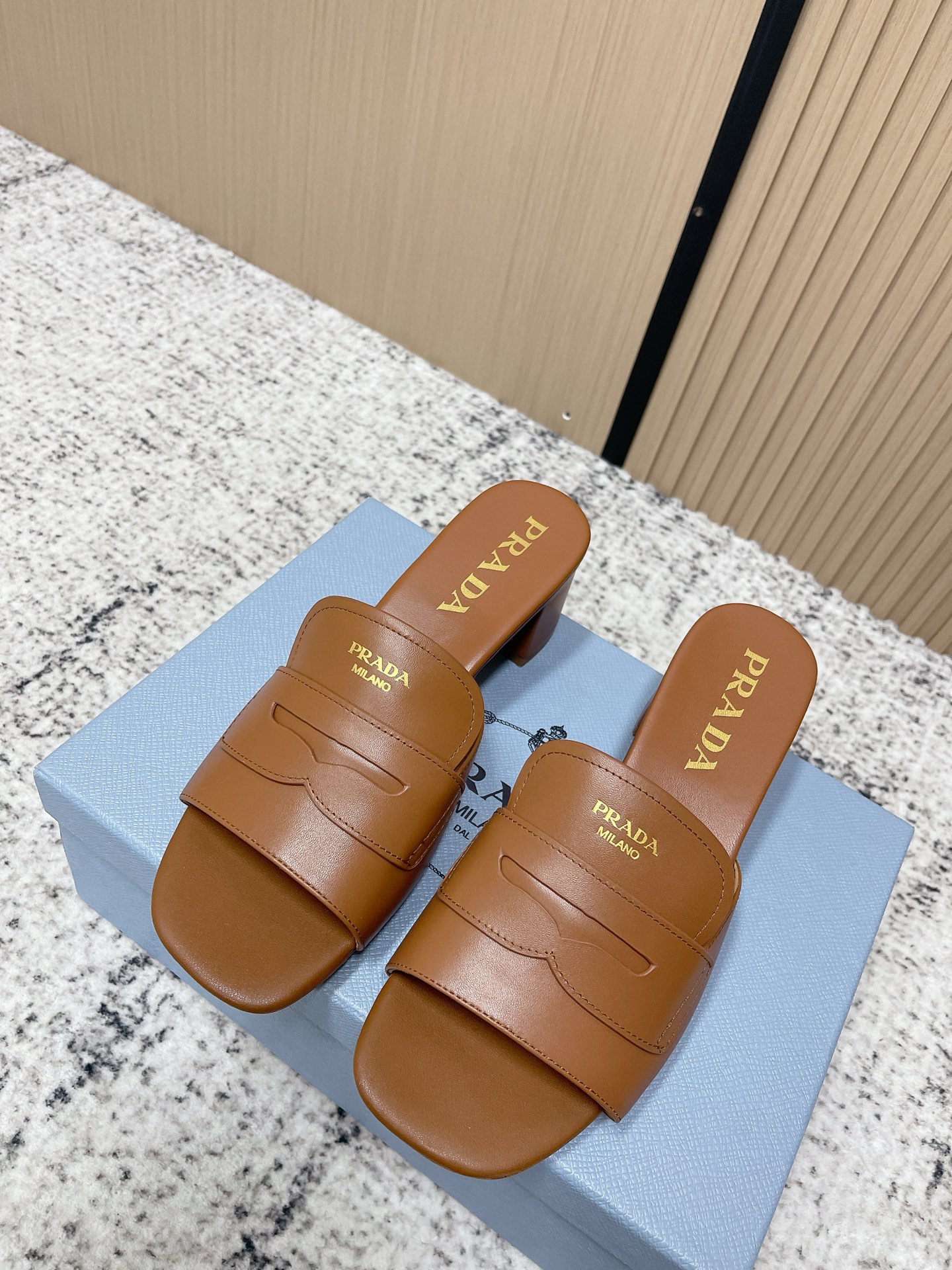 NO:787708,Purchasing agent grade Prad* Prada 26/ Spring and summer new products, counter catwalk style, classic block heel slippers with letters. Prada block heel slippers are made of high-quality leather, the upper is simple and elegant, and the golden logo is super recognizable. The thick heel design is comfortable and stable, and can be easily controlled for daily commuting or leisure. The open toe is super breathable in summer, and it looks great with skirts or jeans, easily improving your look!  The soles are non-slip, making walking safer. They are both fashionable and practical. They are a must-have item for urban girls' wardrobe. Heel height 4.5cm Size: #35-40 (40 custom made, non-returnable), slippers, prada, prada, slippers, skirts, jeans19860909代购级 Prad* 普拉达 26/ 春夏新品 专柜走秀款 经典字母粗跟拖鞋 Prada粗跟凉拖,选用优质皮革,鞋面简约大方,金色Logo超有辨识度.粗跟设计舒适又稳,日常通勤或休闲都能轻松驾驭. 开放式鞋头,夏天穿超透气,搭配裙装或牛仔裤都很出彩,轻松提升造型感！鞋底防滑,走路更安心,时尚与实用兼备,是都市女生衣橱必备单品. 跟高4.5cm Size: #35-40（40定做不退换）,拖鞋,prada,prada,slippers,skirts,jeans,Women's Shoes